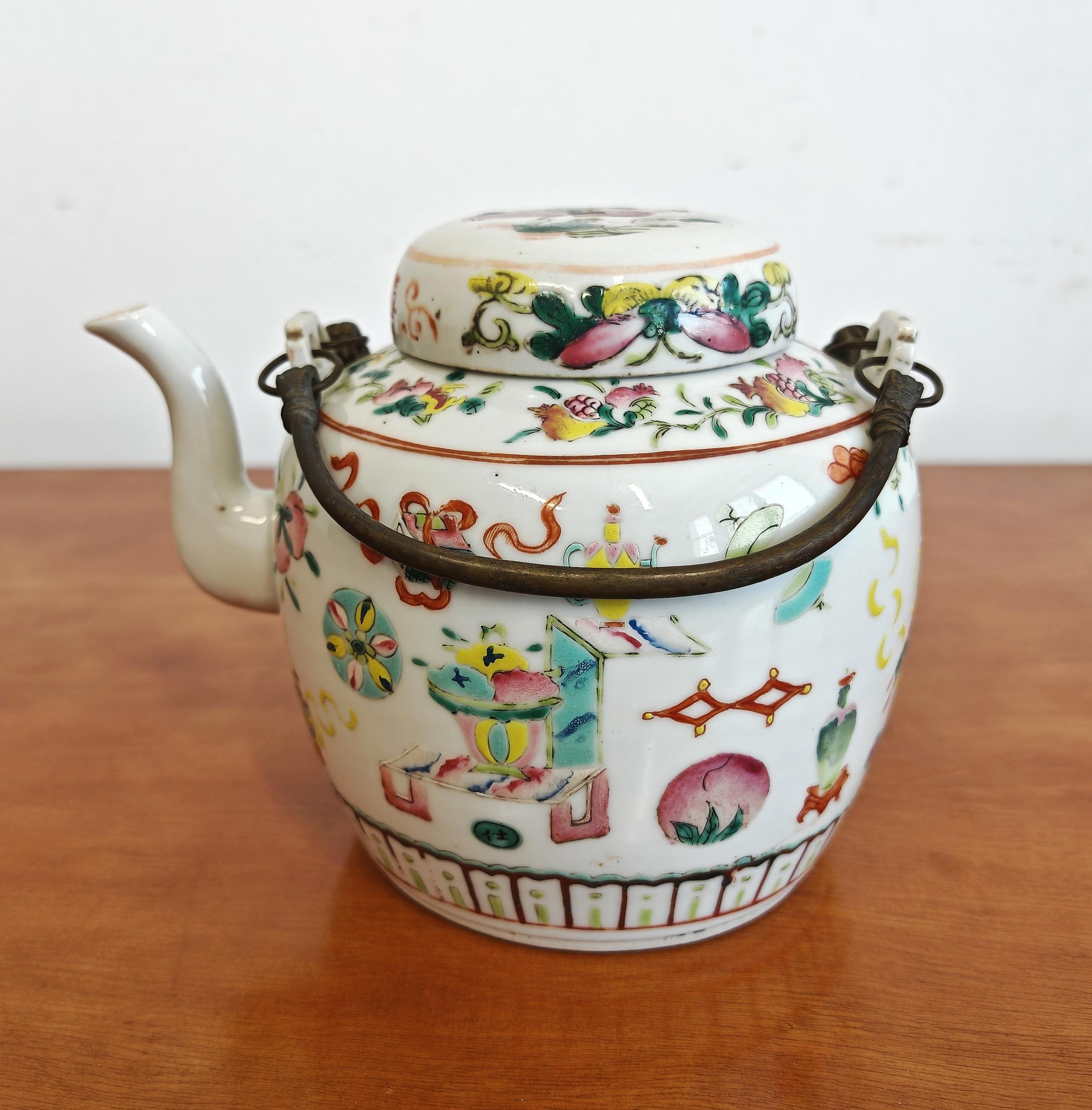 Vous trouverez dans cette annonce une charmante théière ancienne en porcelaine. Il a été peint à la main et fabriqué au 20e siècle. La théière porte une signature sous glaçure inscrite à la main sur le fond. Bien qu'elle fasse référence au règne de