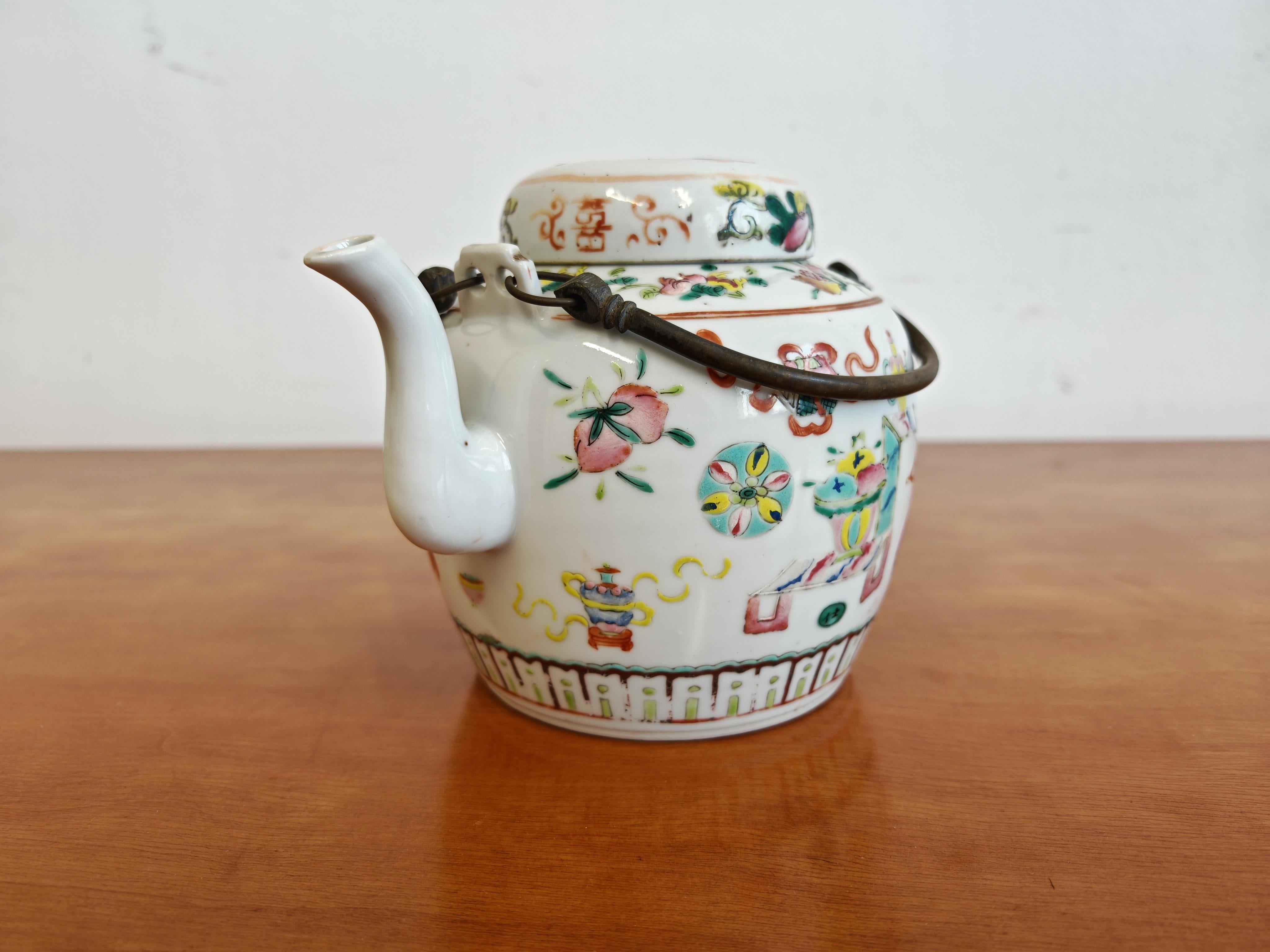Exportation chinoise Théière ancienne en porcelaine peinte à la main, Chine années 1920 en vente
