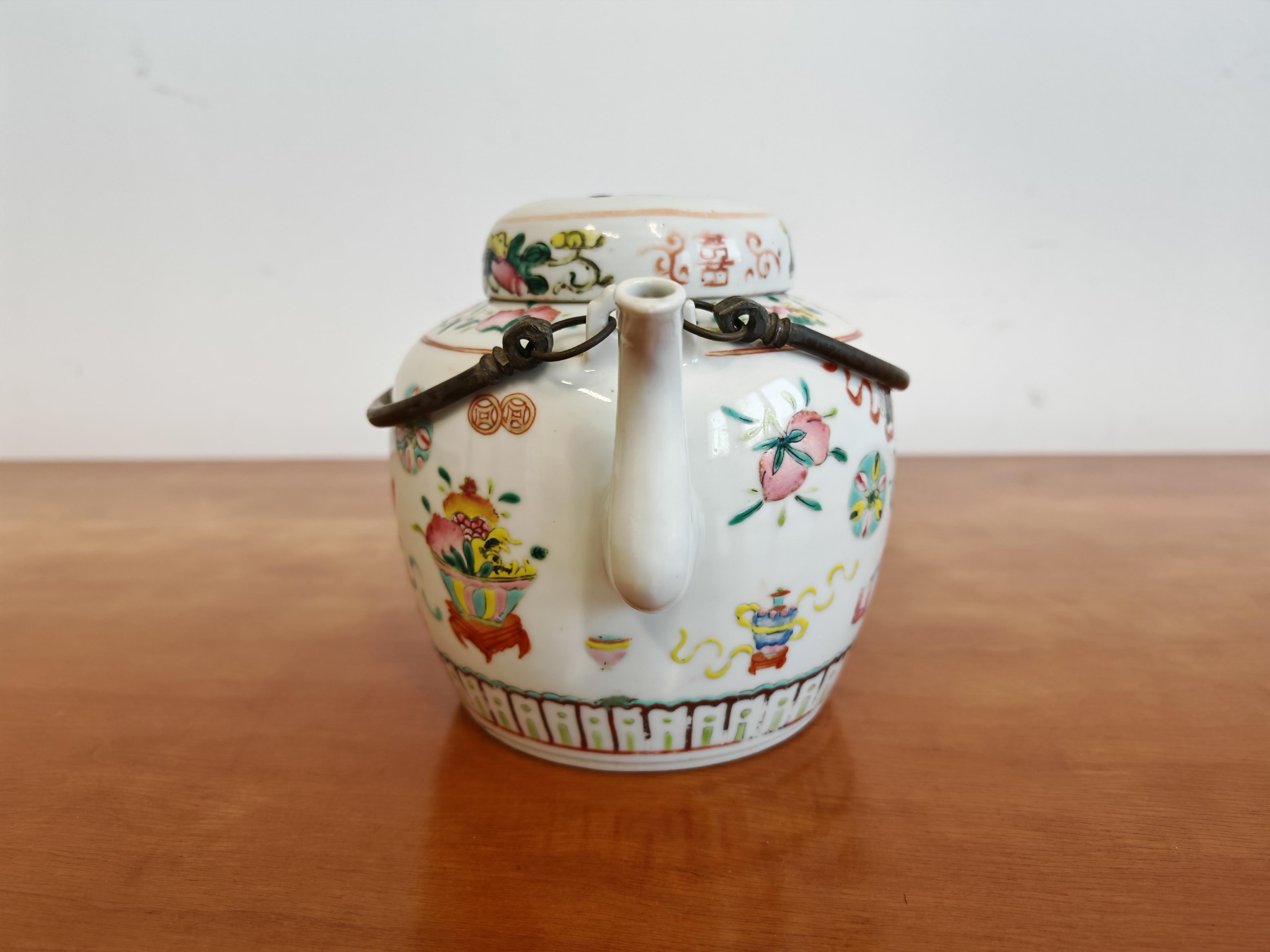 Théière ancienne en porcelaine peinte à la main, Chine années 1920 Bon état - En vente à Beograd, RS