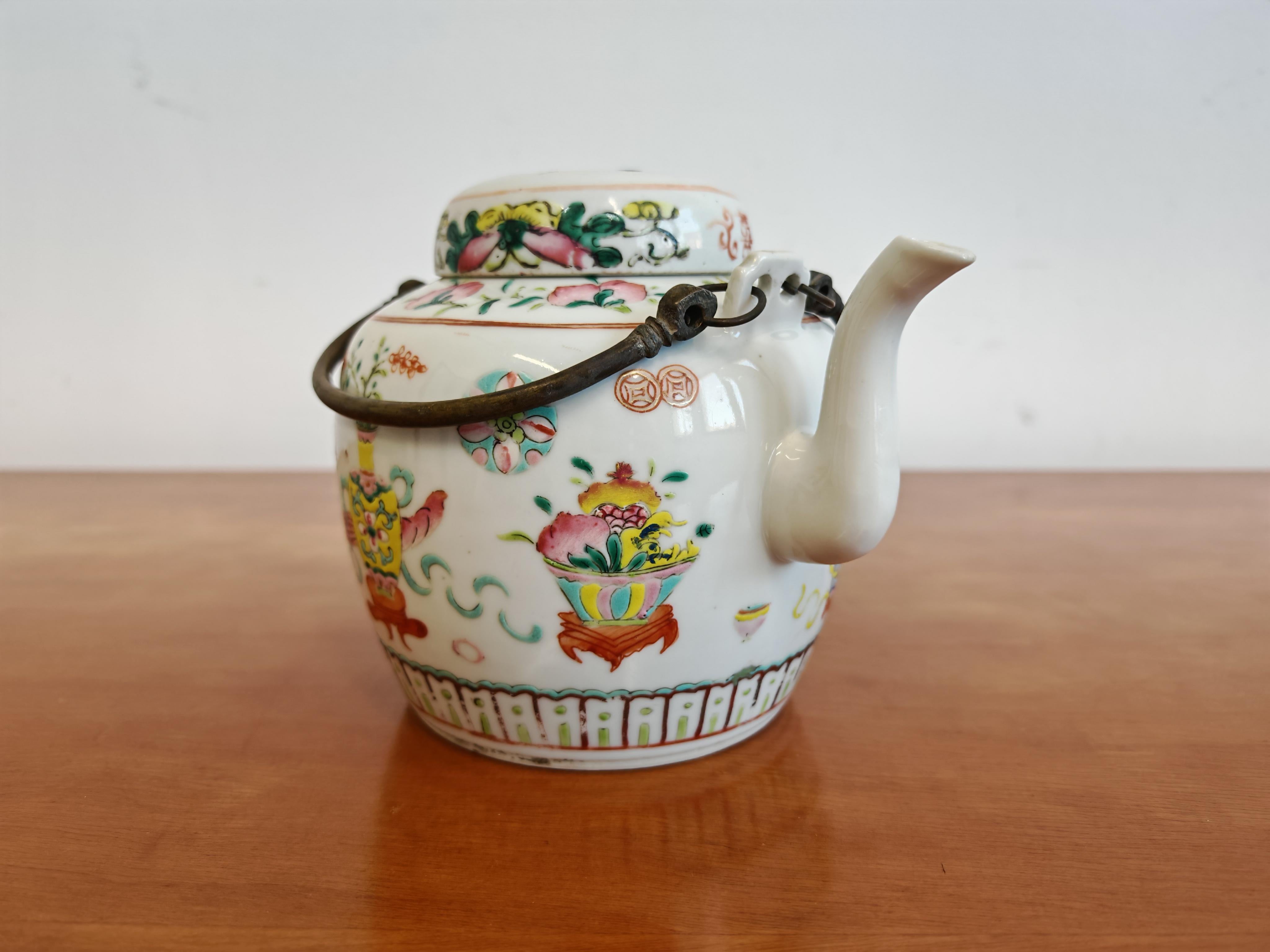 Début du 20ème siècle Théière ancienne en porcelaine peinte à la main, Chine années 1920 en vente