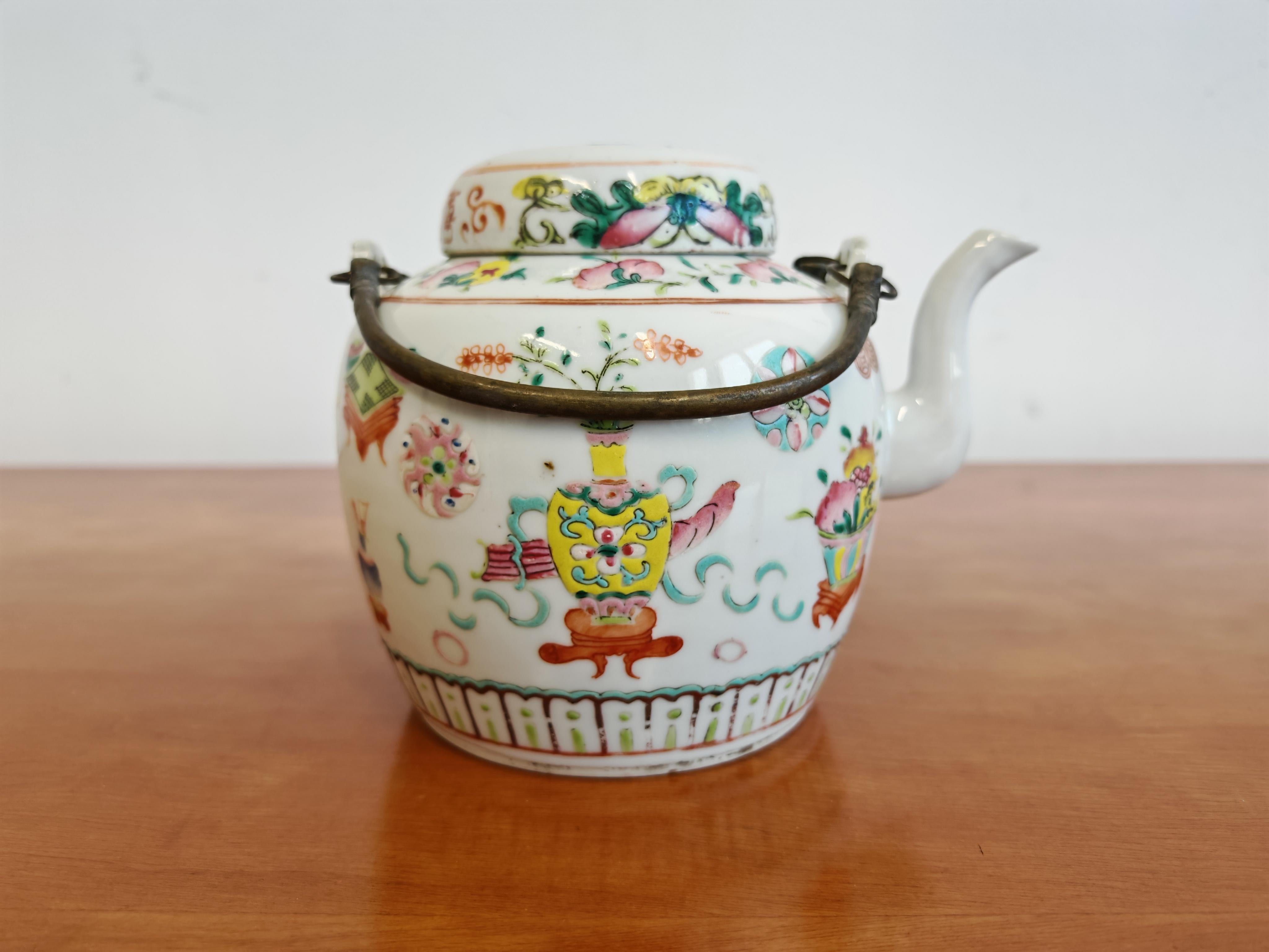 Porcelaine Théière ancienne en porcelaine peinte à la main, Chine années 1920 en vente