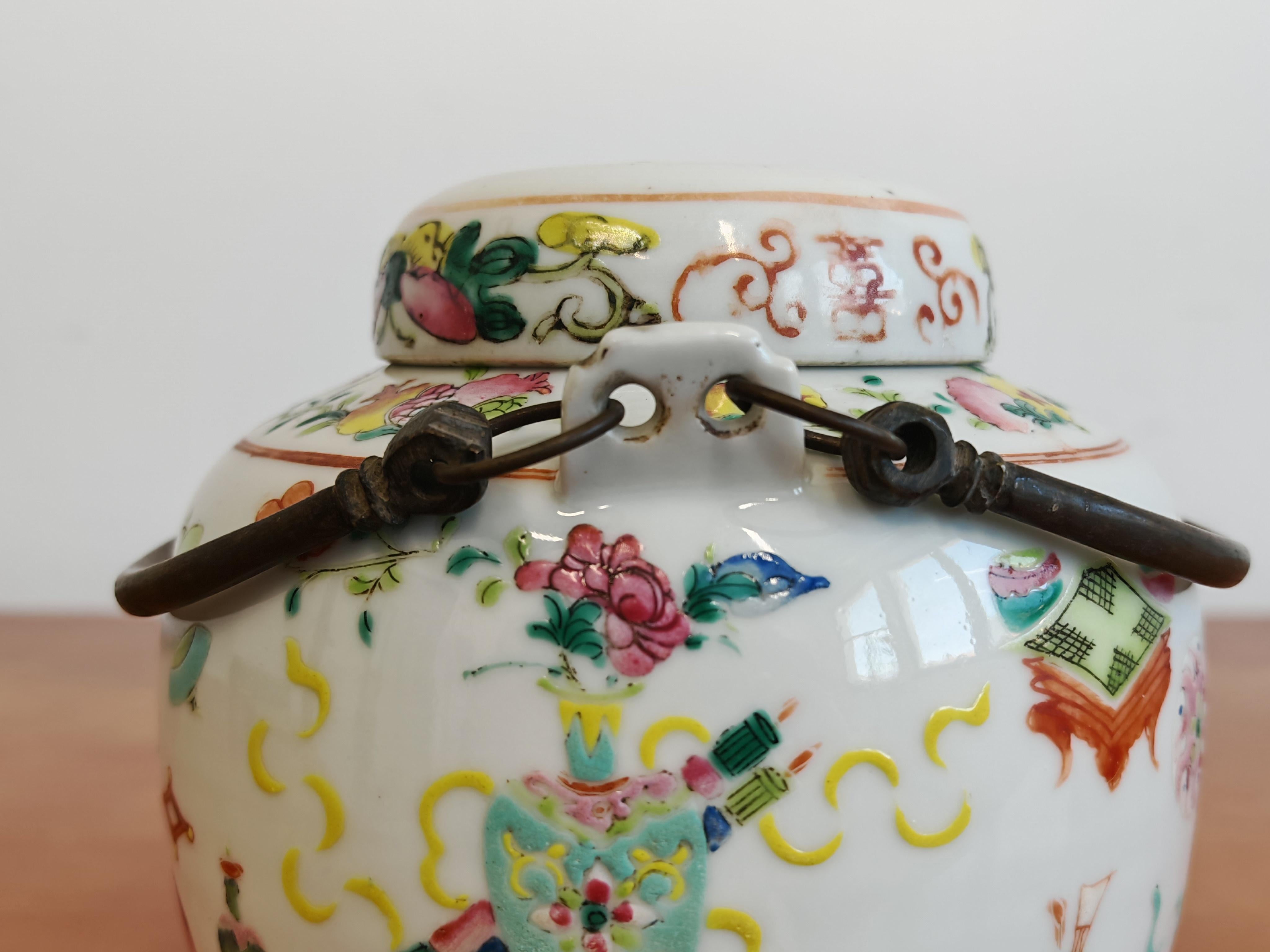 Théière ancienne en porcelaine peinte à la main, Chine années 1920 en vente 1