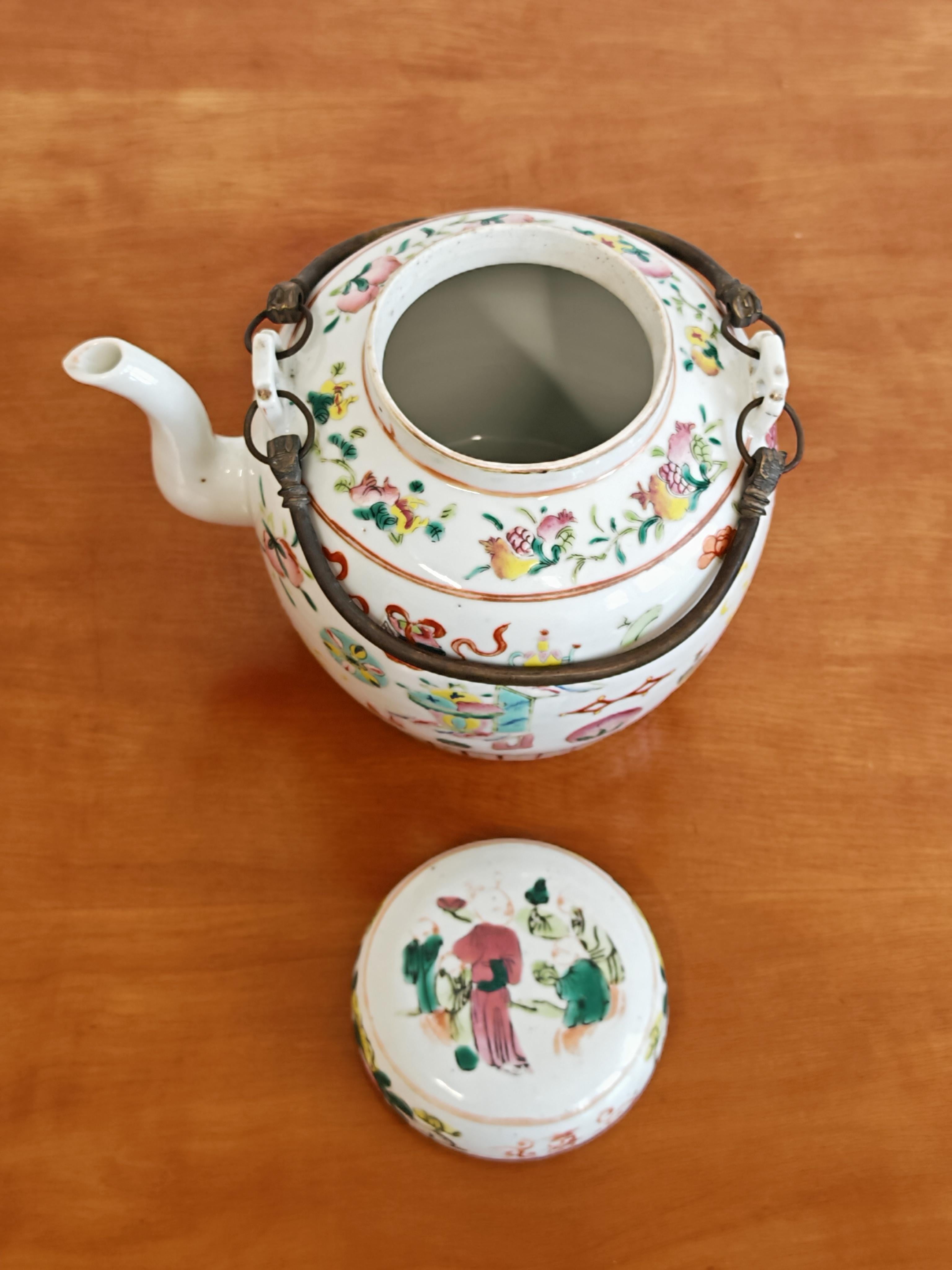 Théière ancienne en porcelaine peinte à la main, Chine années 1920 en vente 2