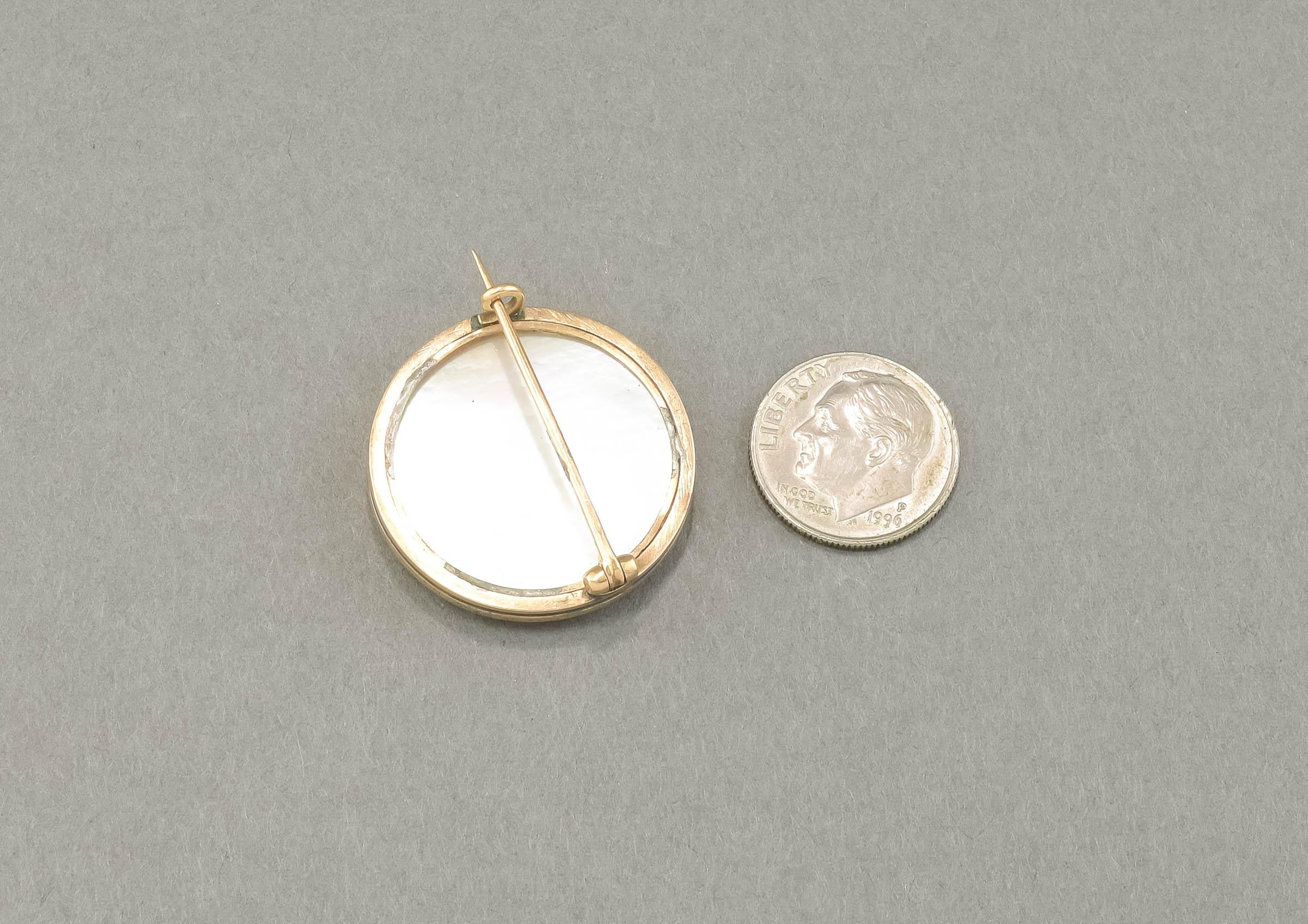 Broche ancienne en or avec portrait miniature peint à la main et bordure de diamants taillés en rose Unisexe en vente