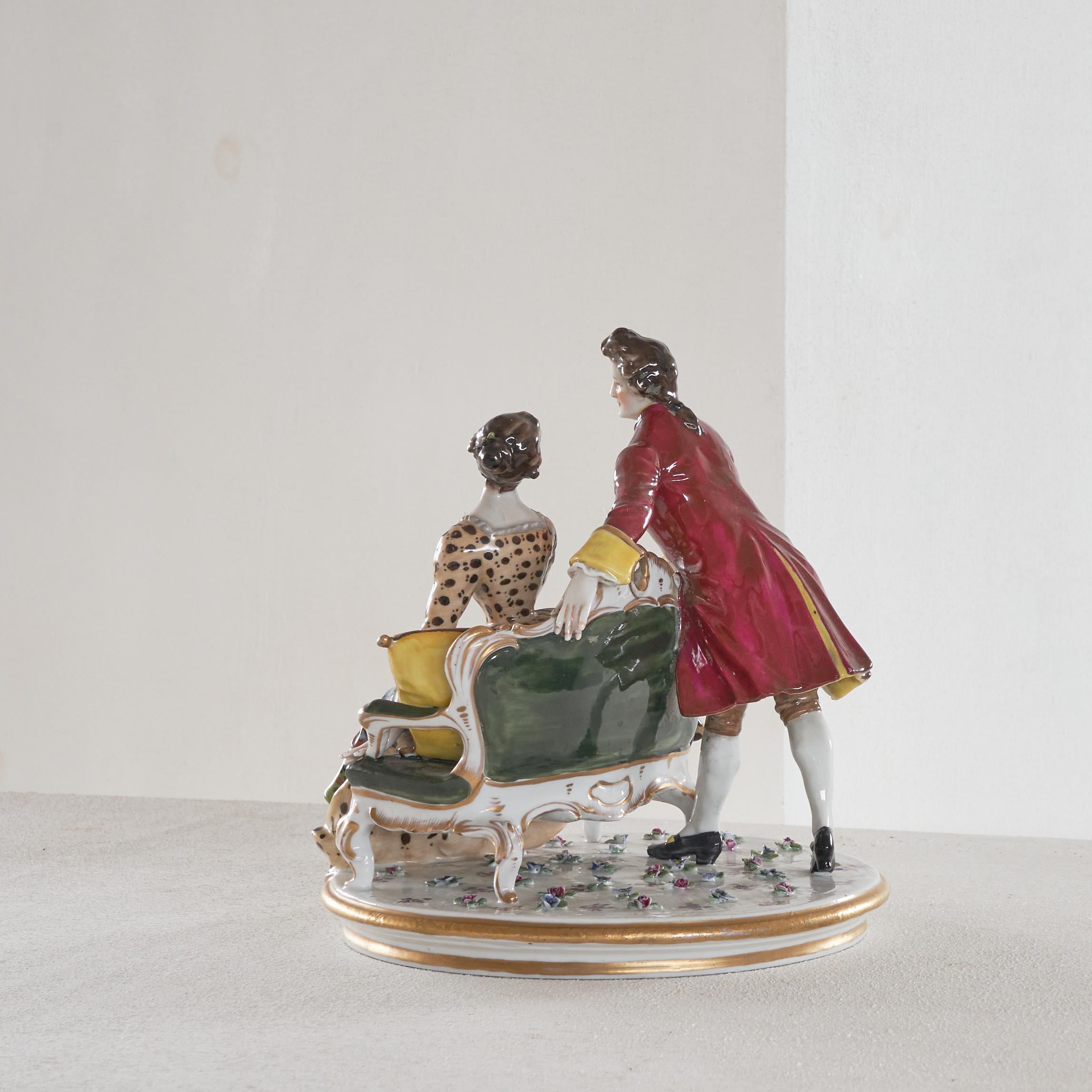 Antike handbemalte romantische Porzellanfigurengruppe im Stil von Meissen  (Europäisch) im Angebot