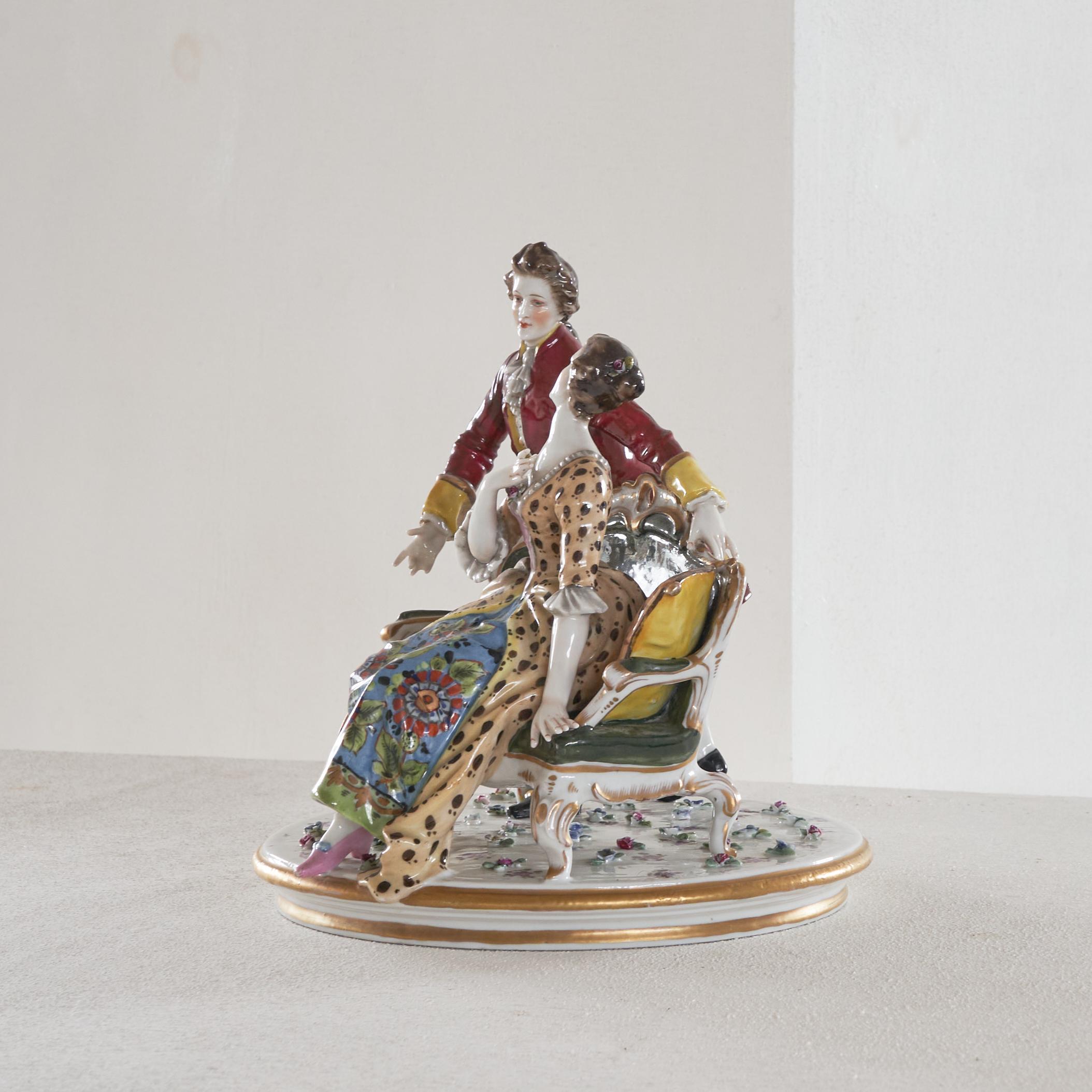 Antike handbemalte romantische Porzellanfigurengruppe im Stil von Meissen  (Handgefertigt) im Angebot