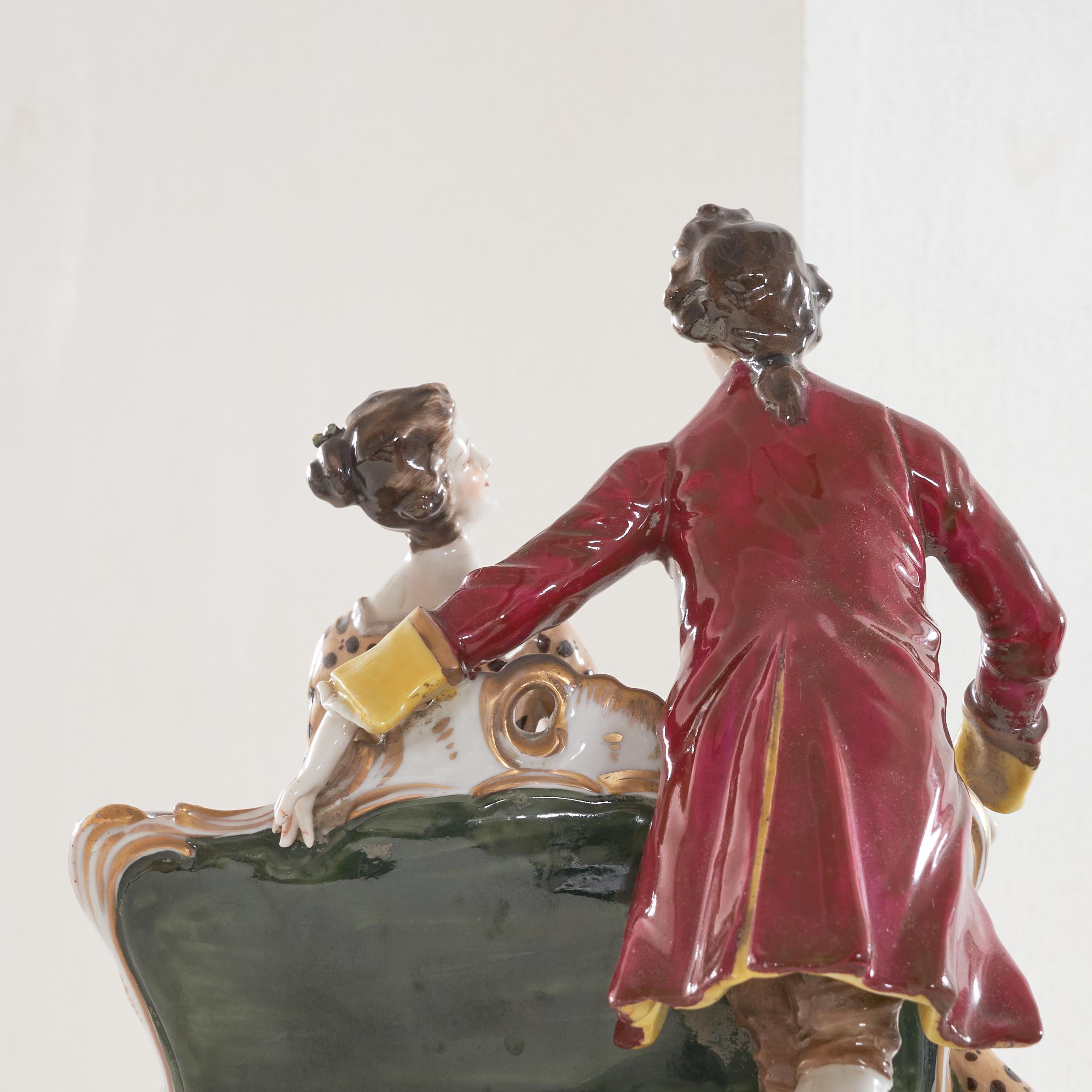 Antike handbemalte romantische Porzellanfigurengruppe im Stil von Meissen  im Angebot 1