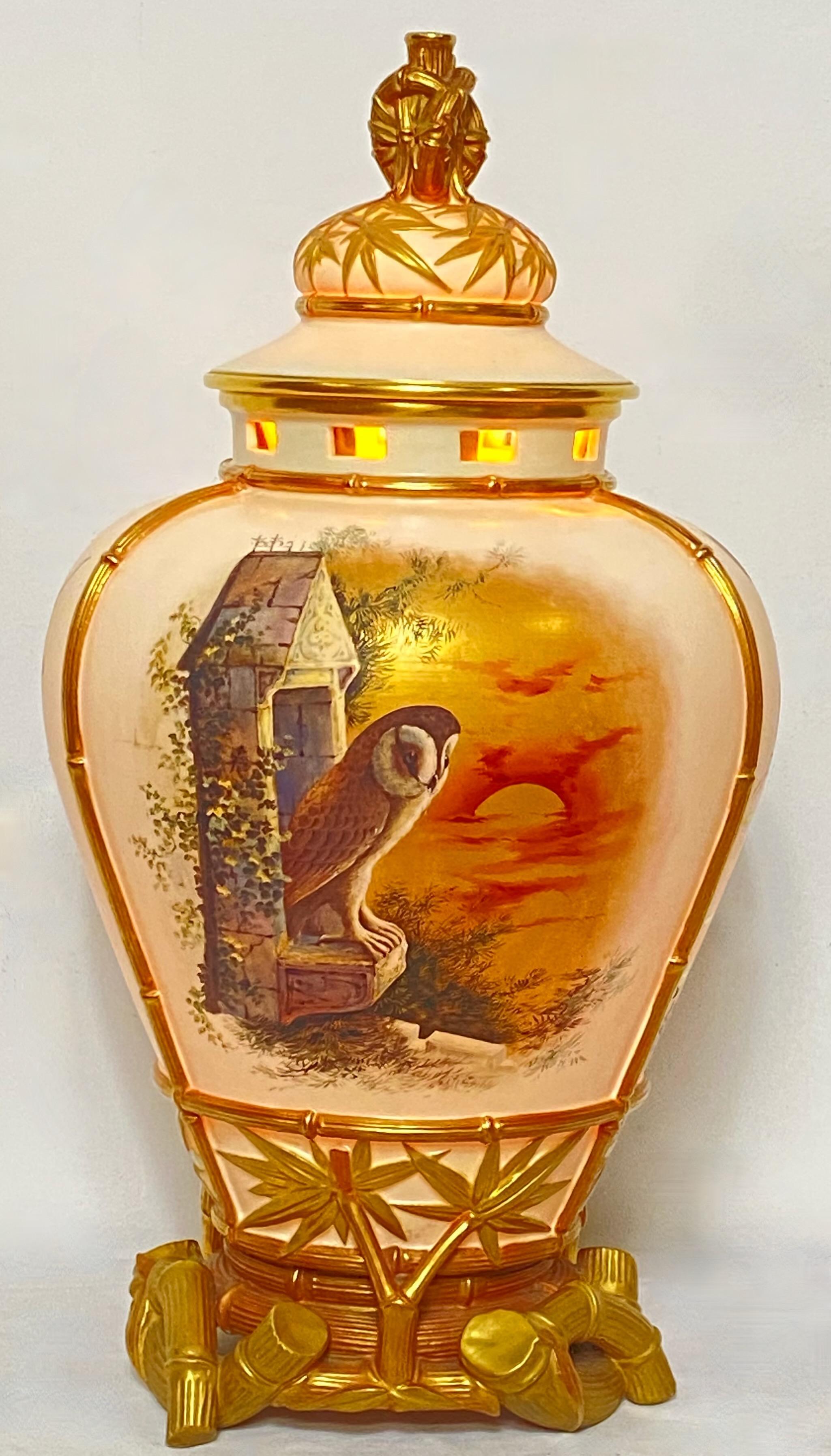 Peint à la main Lampe de table ancienne en forme d'urne Royal Worcester peinte à la main, fin du 19ème siècle en vente