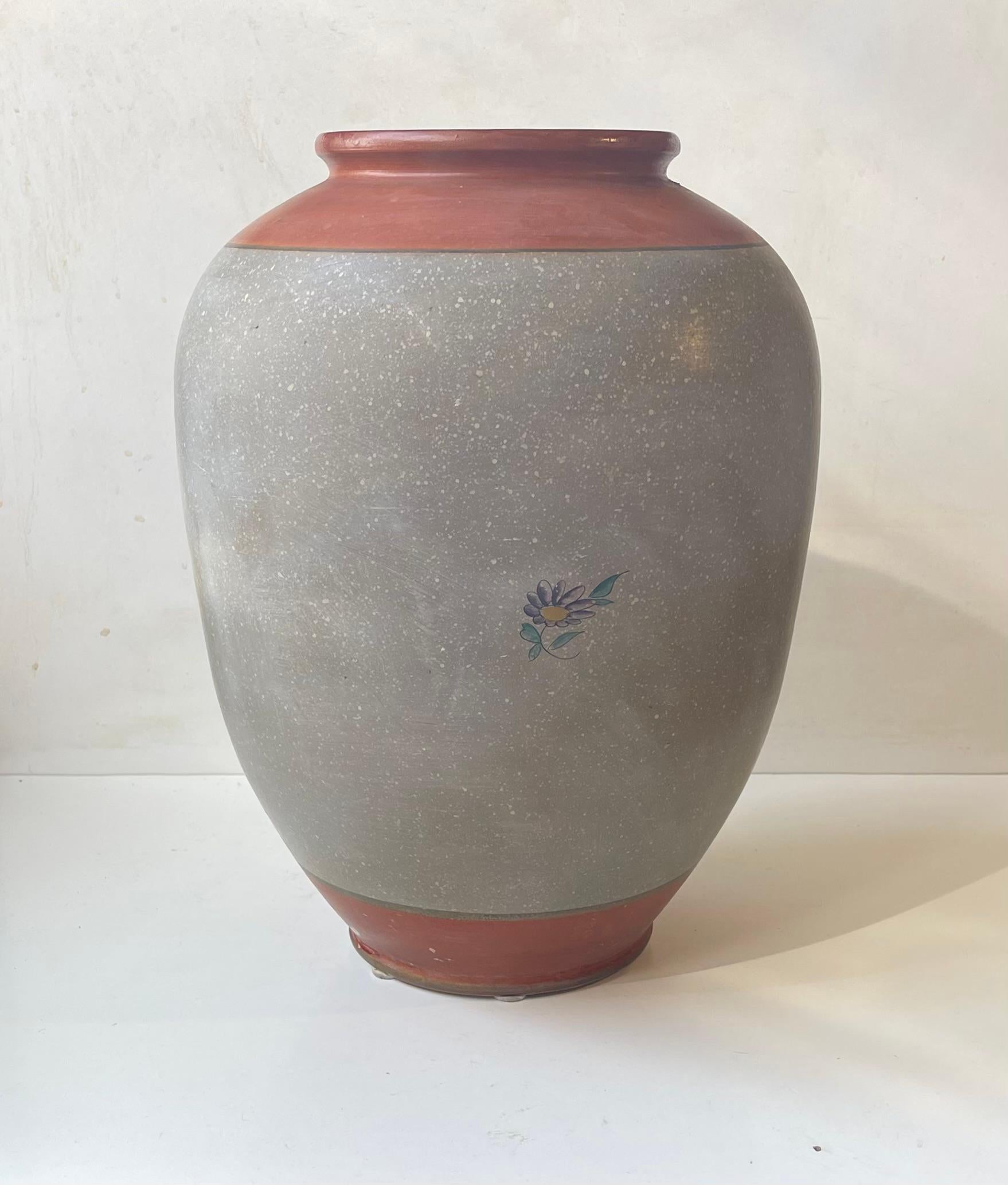 Art nouveau Vase de sol ancien en terre cuite peint à la main par Knabstrup, années 1920 en vente