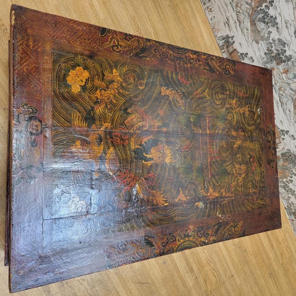 Table basse carrée ancienne en orme tibétain peinte à la main avec 3 tiroirs de rangement en vente 4