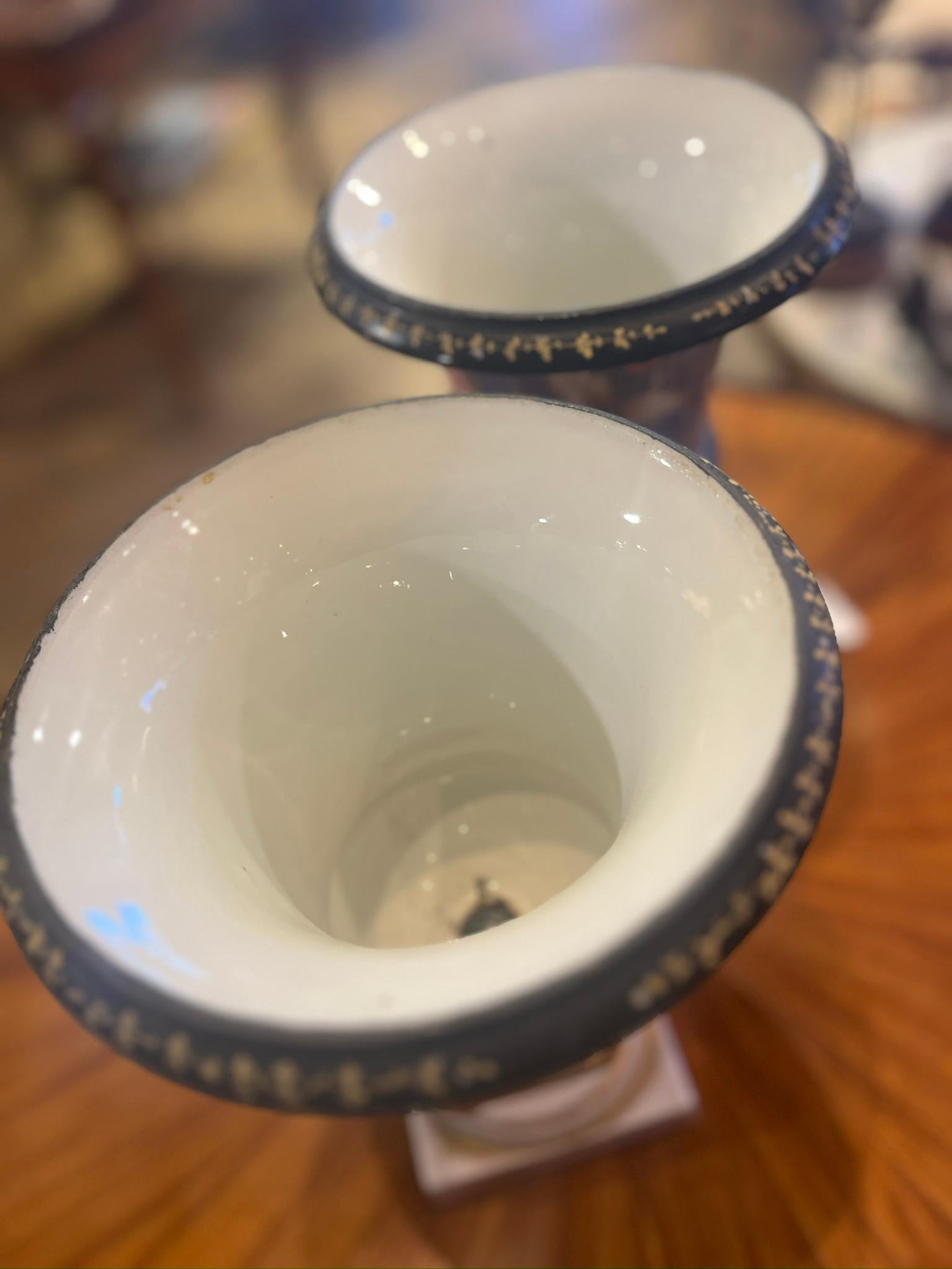 19th Century Pair of Paris Porcelain Pirate Urns In Good Condition For Sale In Scottsdale, AZ