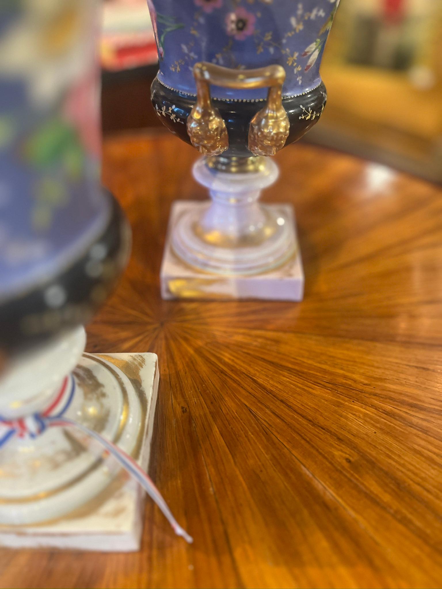 19th Century Pair of Paris Porcelain Pirate Urns For Sale 1