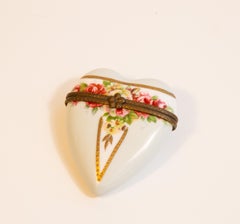 Caja de Baratijas Antigua Pintada a Mano con Decoración Floral en Forma de Corazón