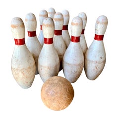 Antikes handbemaltes Holz-Bowling-Set