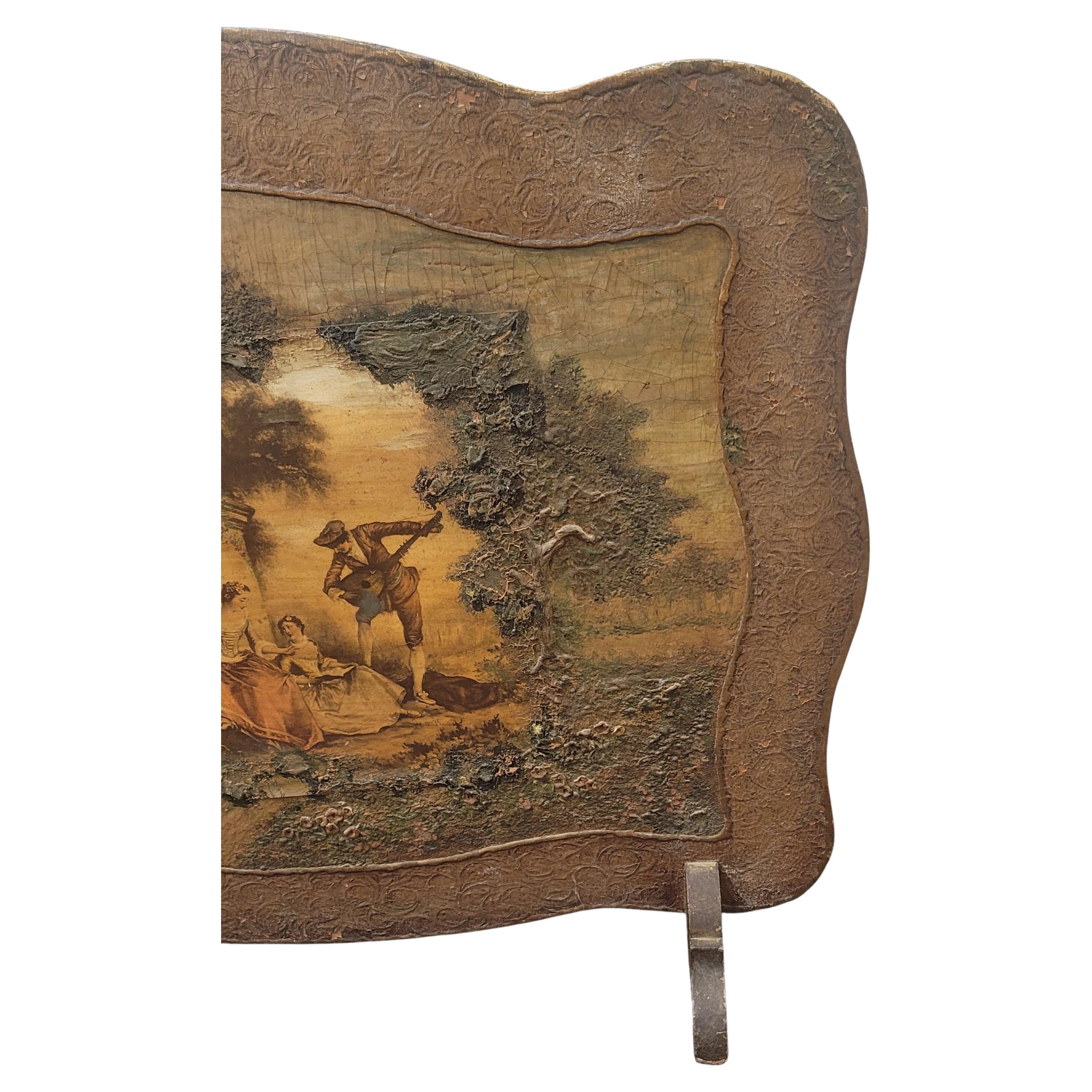 Un magnifique écran de cheminée peint à la main. Peinture à la main en relief sur bois massif. 
Circa les années 1920. Mesure 40,5 pouces de largeur, 10,5 pouces de profondeur et 34,75 pouces de hauteur