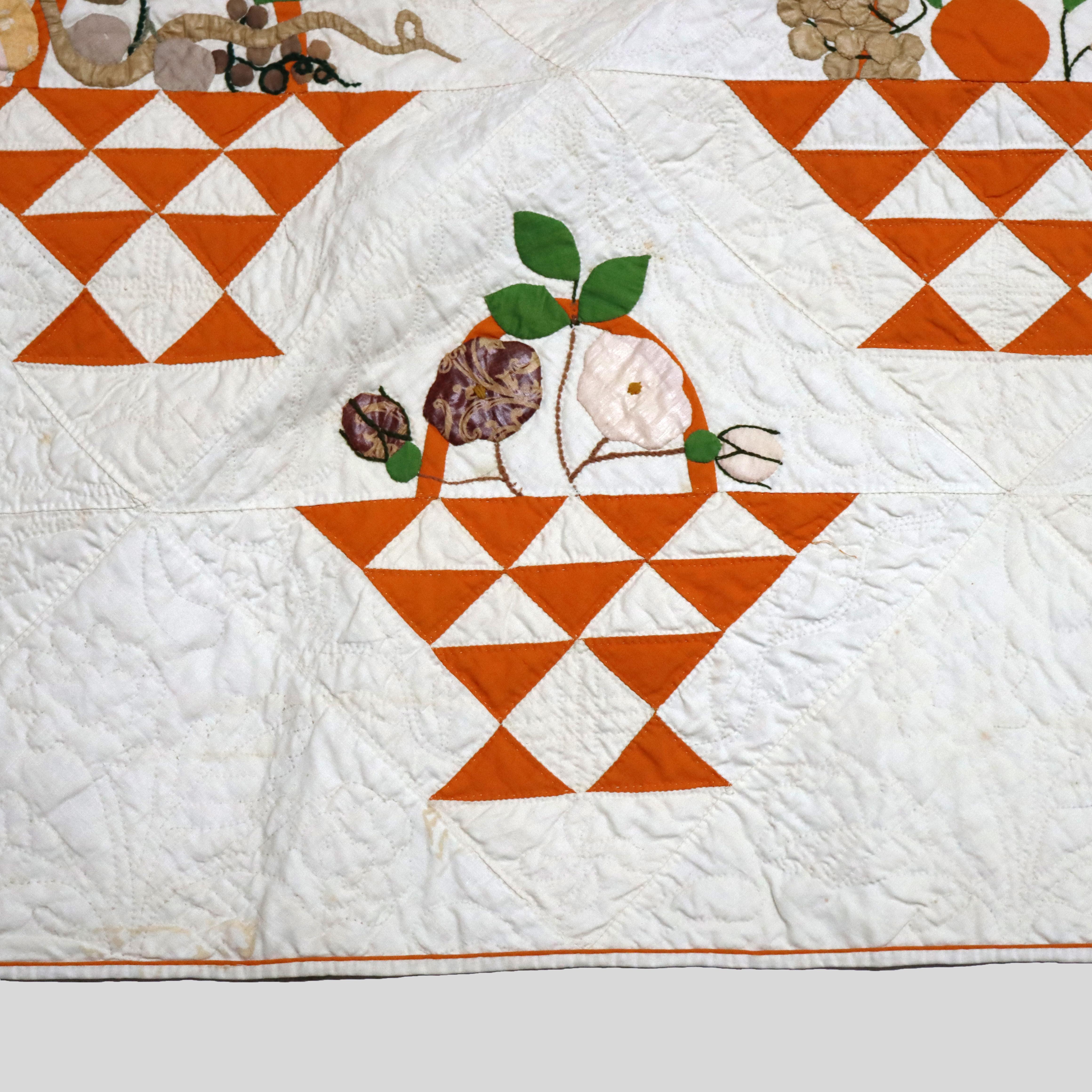 Courtepointe amish ancienne cousue et brodée à la main, panier de fruits et de fleurs, vers 1900 Bon état - En vente à Big Flats, NY