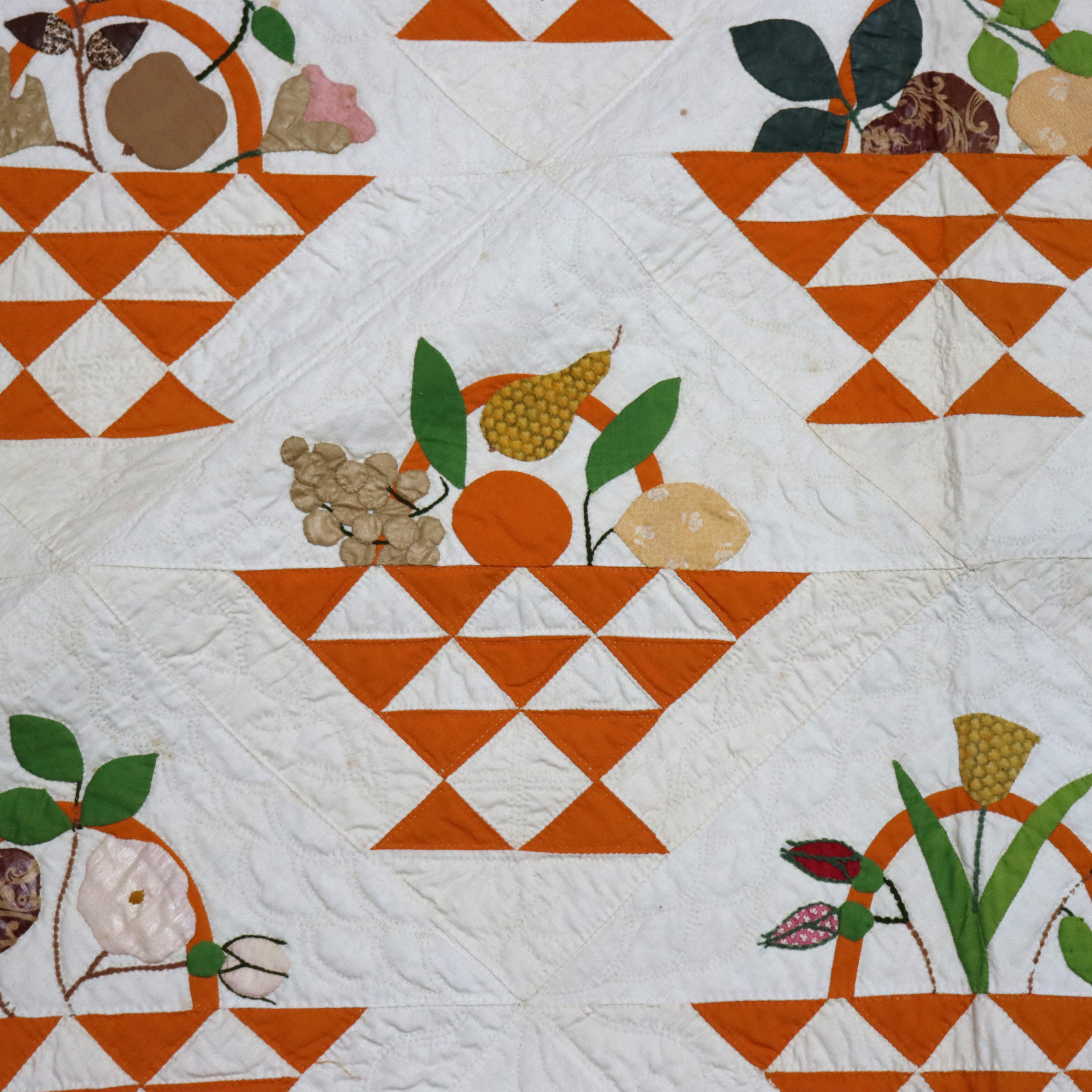 20ième siècle Courtepointe amish ancienne cousue et brodée à la main, panier de fruits et de fleurs, vers 1900 en vente