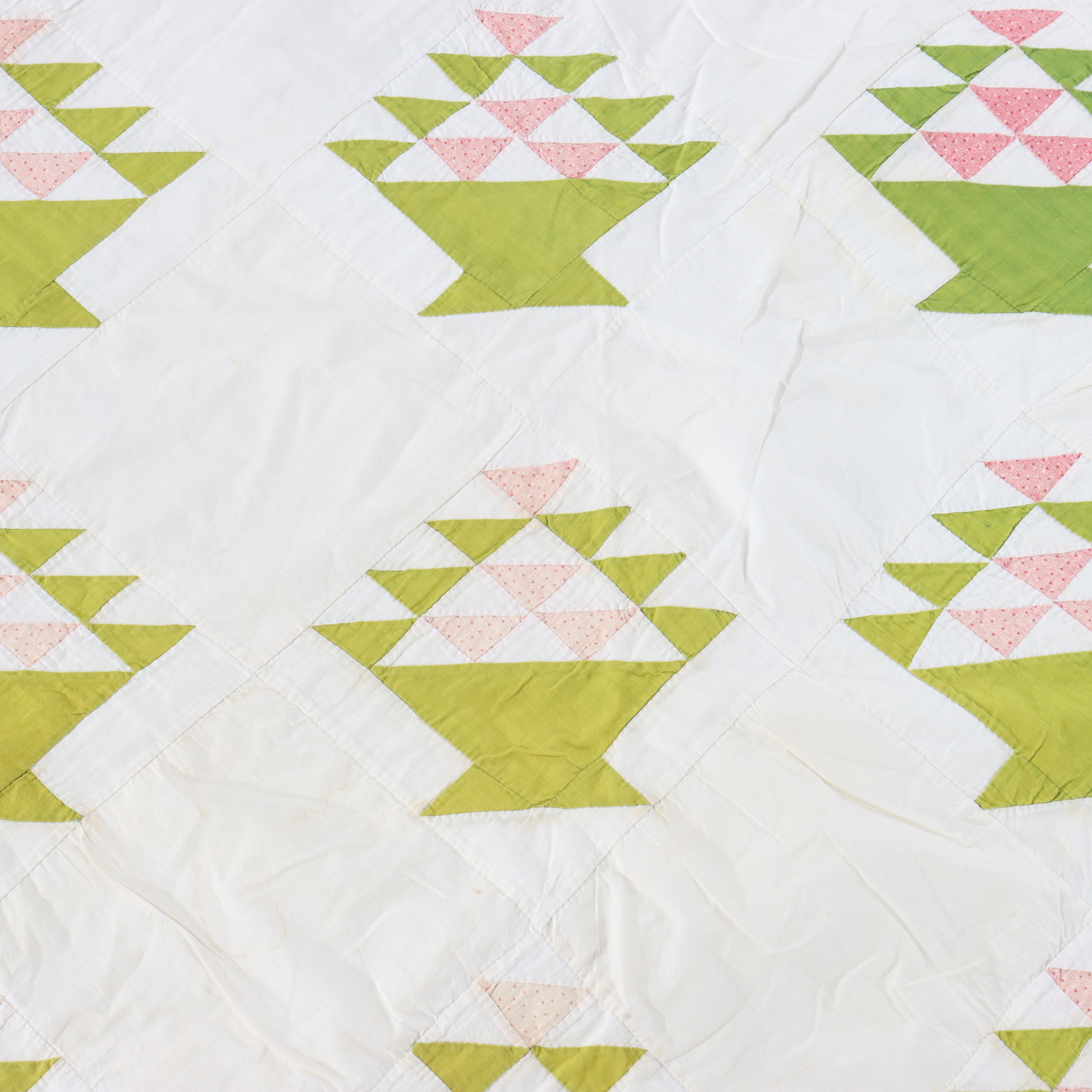 Tissu Courtepointe amish ancienne, cousue et brodée à la main, Squash Blossom Block, C1900 en vente