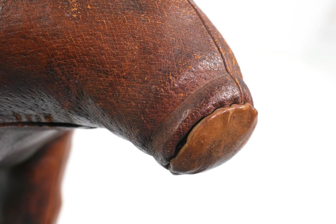 Cuir Antiquités cousues à la main, grande échelle, cochon en cuir Piggy Hog en vente
