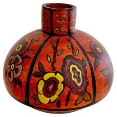 Vase d'art ancien tissé et peint à la main avec des motifs floraux  