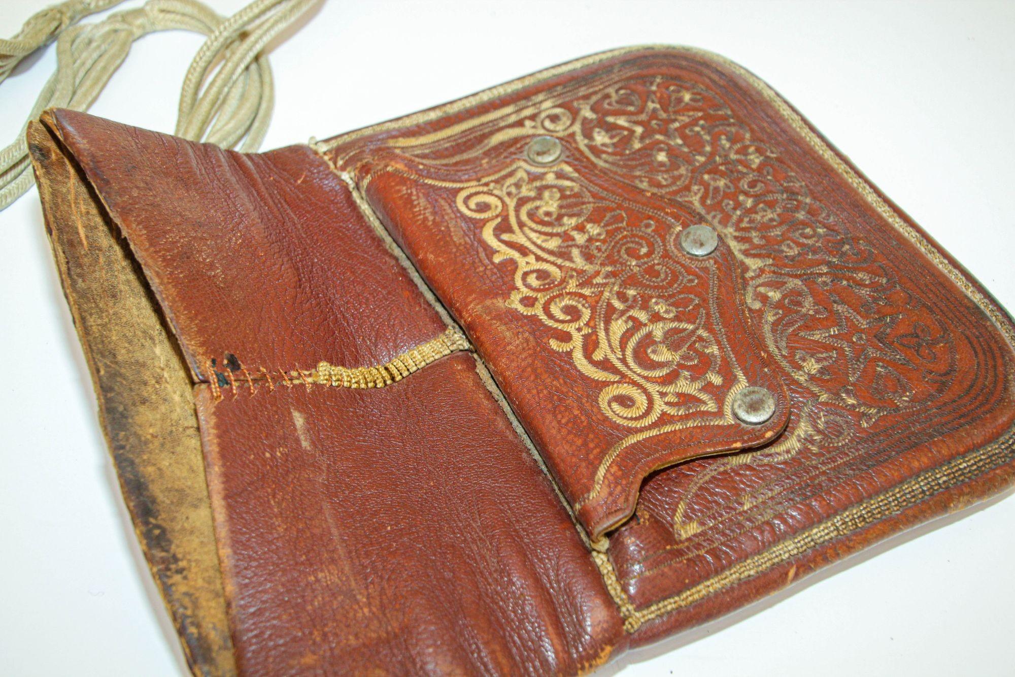 Antica borsa marocchina in pelle lavorata a mano Decorazione da parete in vendita 7