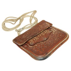 Ancien sac marocain en cuir travaillé à la main, décoration murale