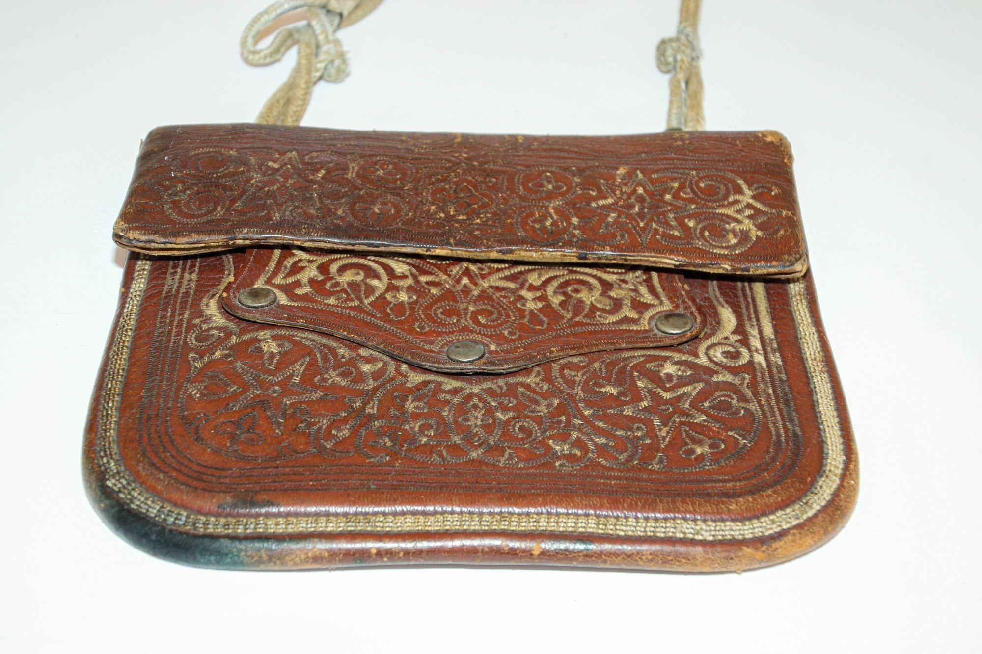 XX secolo Antica borsa marocchina in pelle lavorata a mano Decorazione da parete in vendita