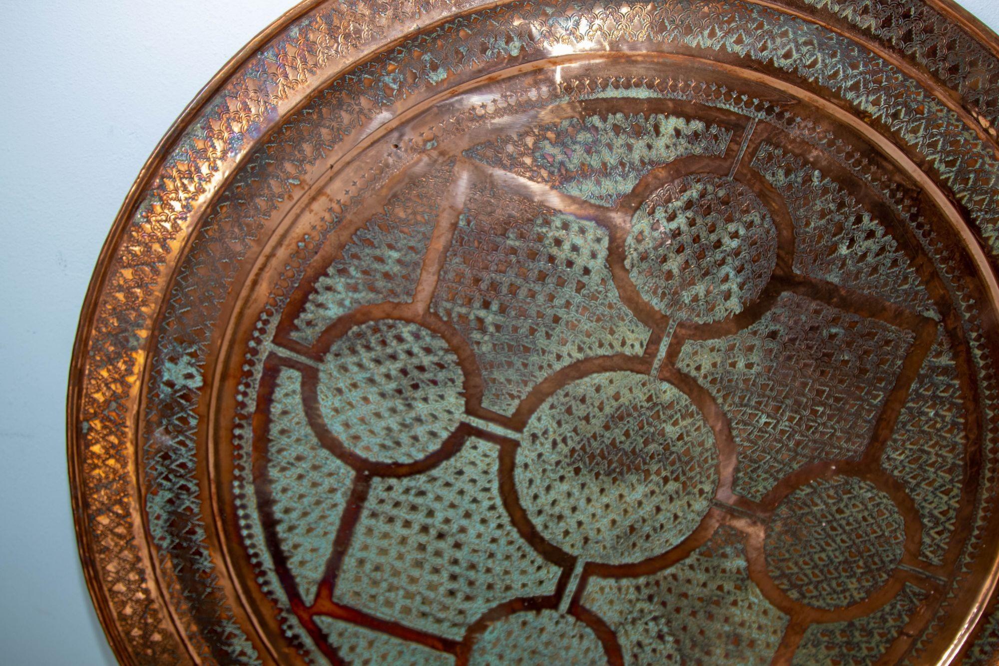Antique Hand Tooled Oversized Moroccan Metal Copper Tray 38 in. D. Circa 1920's In Good Condition In North Hollywood, CA