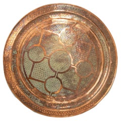 Plateau ancien surdimensionné en métal marocain et cuivre, ouvragé à la main, 38 po. D. Vers les années 1920