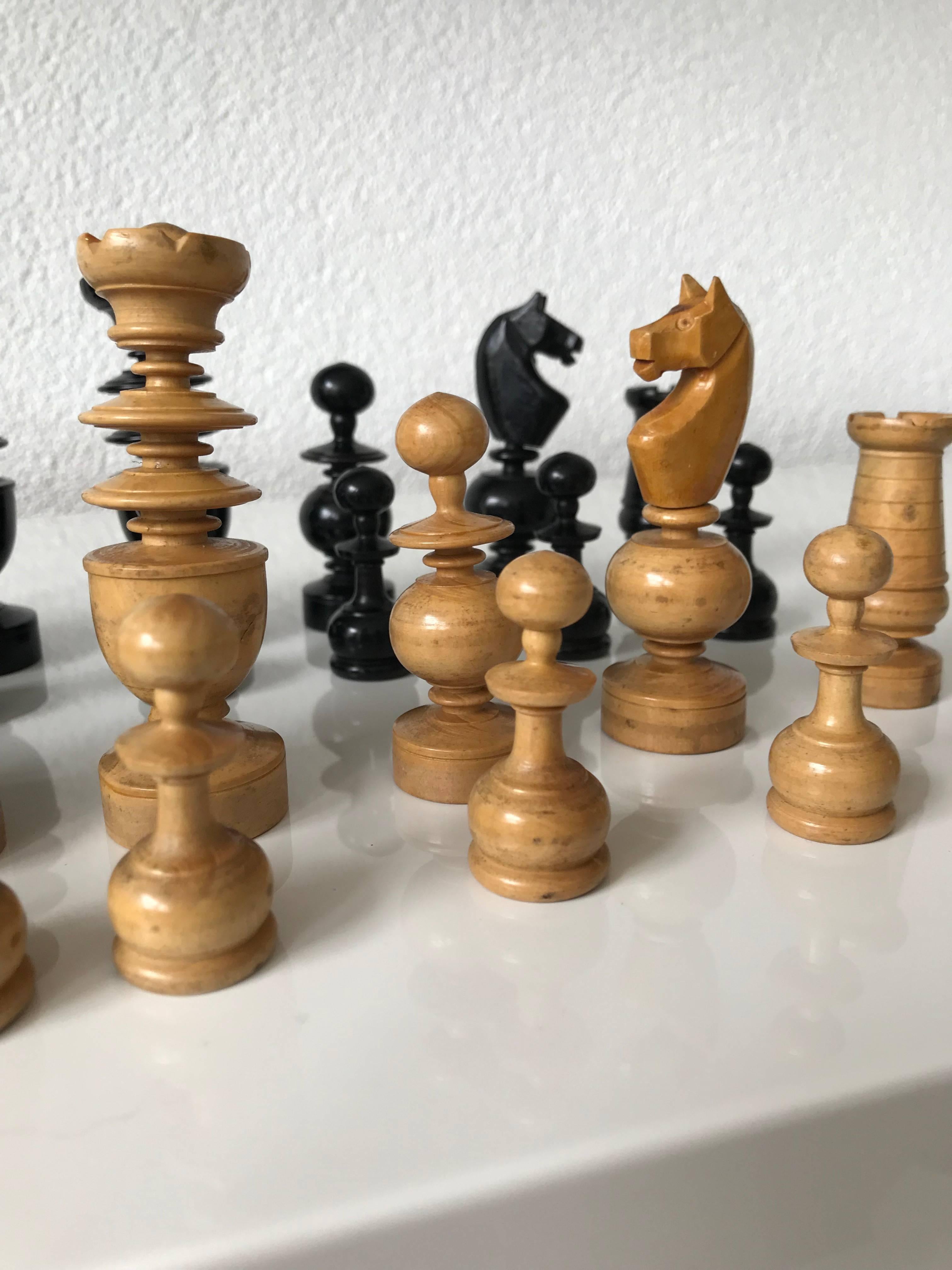 Antique Hand-Turned and Quality Carved Boxwood Chess Pieces/Set In Good Condition In Lisse, NL