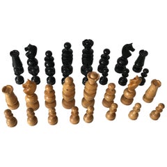 Pièces d'échecs anciennes en bois de buis tournées à la main et sculptées de qualité