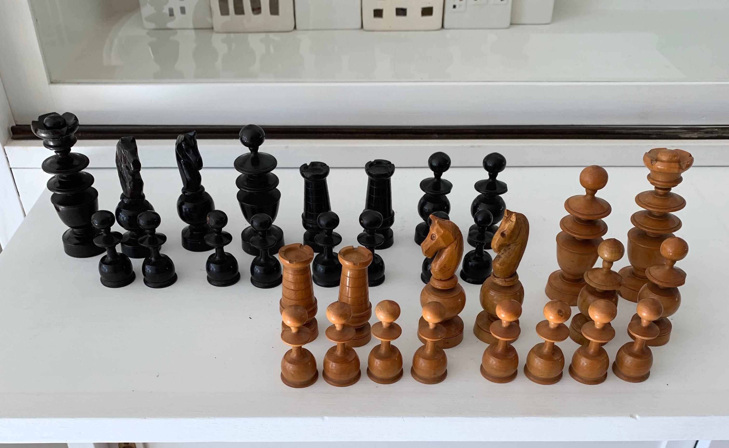 Antique Hand-Turned and Quality Carved, Complete Set of Boxwood Chess Pieces In Good Condition In Lisse, NL