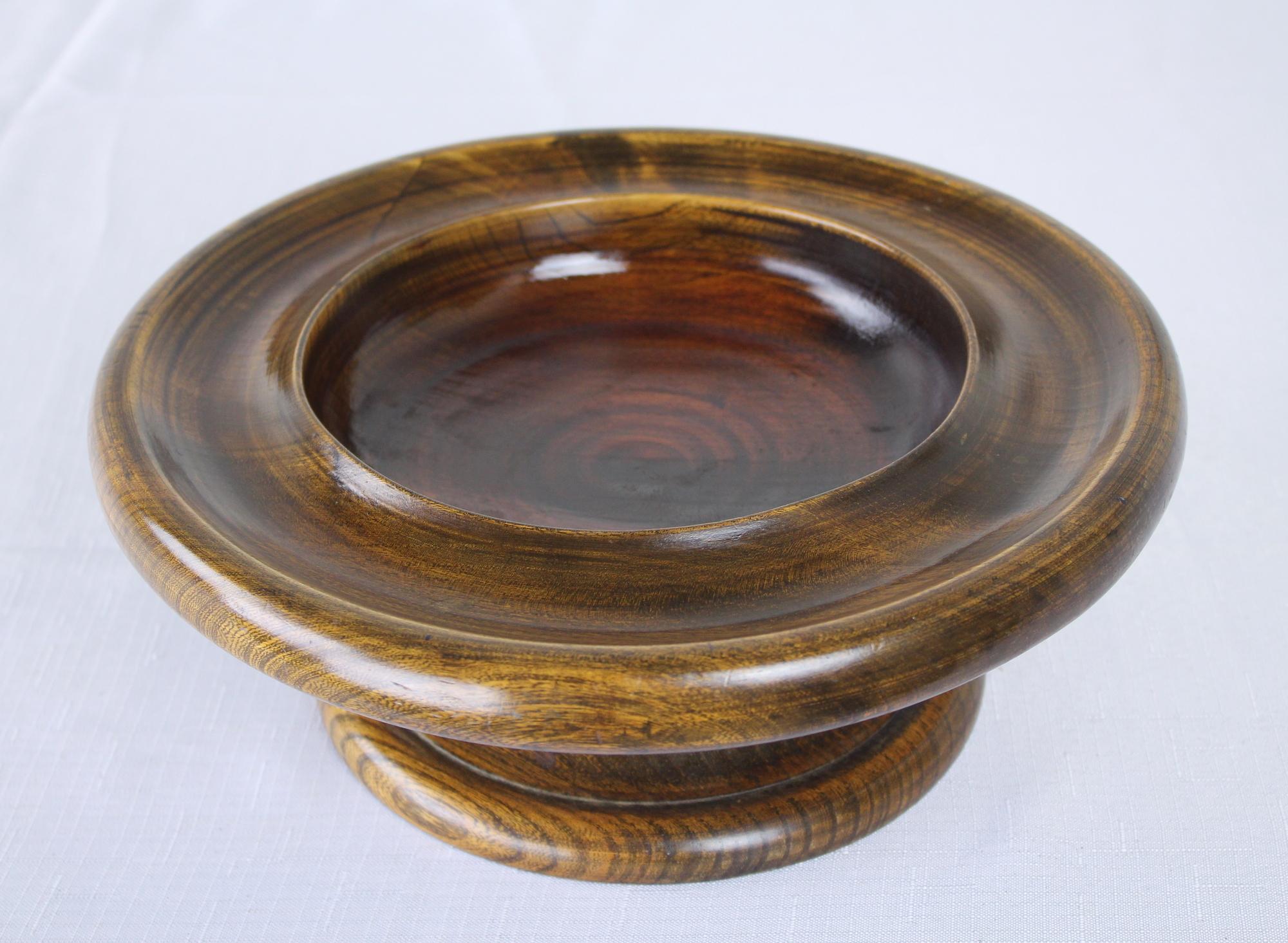 A simple and splendid elm serving bowl with pretty grain and nice color. Glowing and elegant. Felted on the bottom so it won't scratch surfaces.