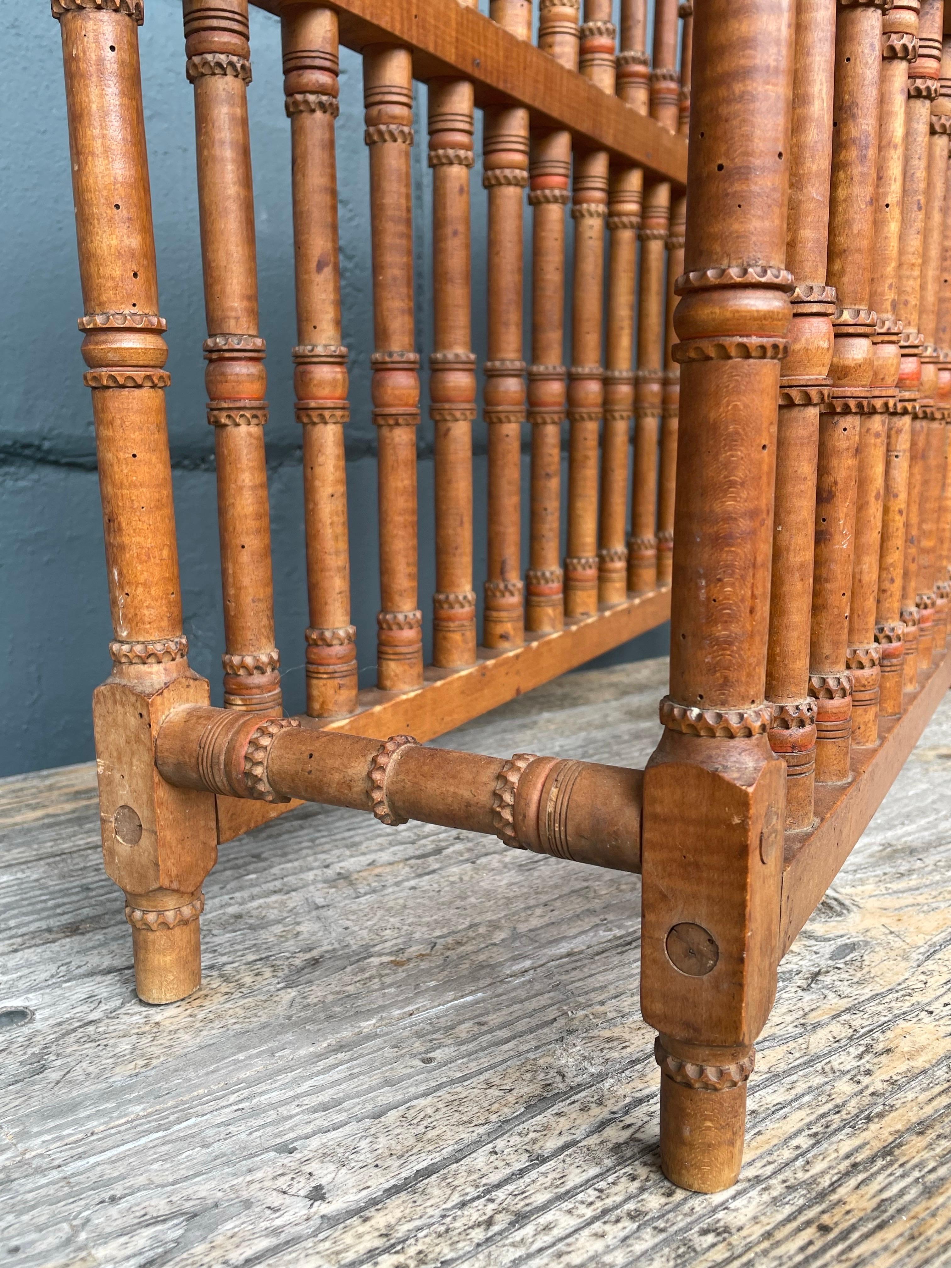 Porte-assiettes ancien en bois d'olivier tourné à la main et orné d'un fleuron, 19e siècle en vente 2