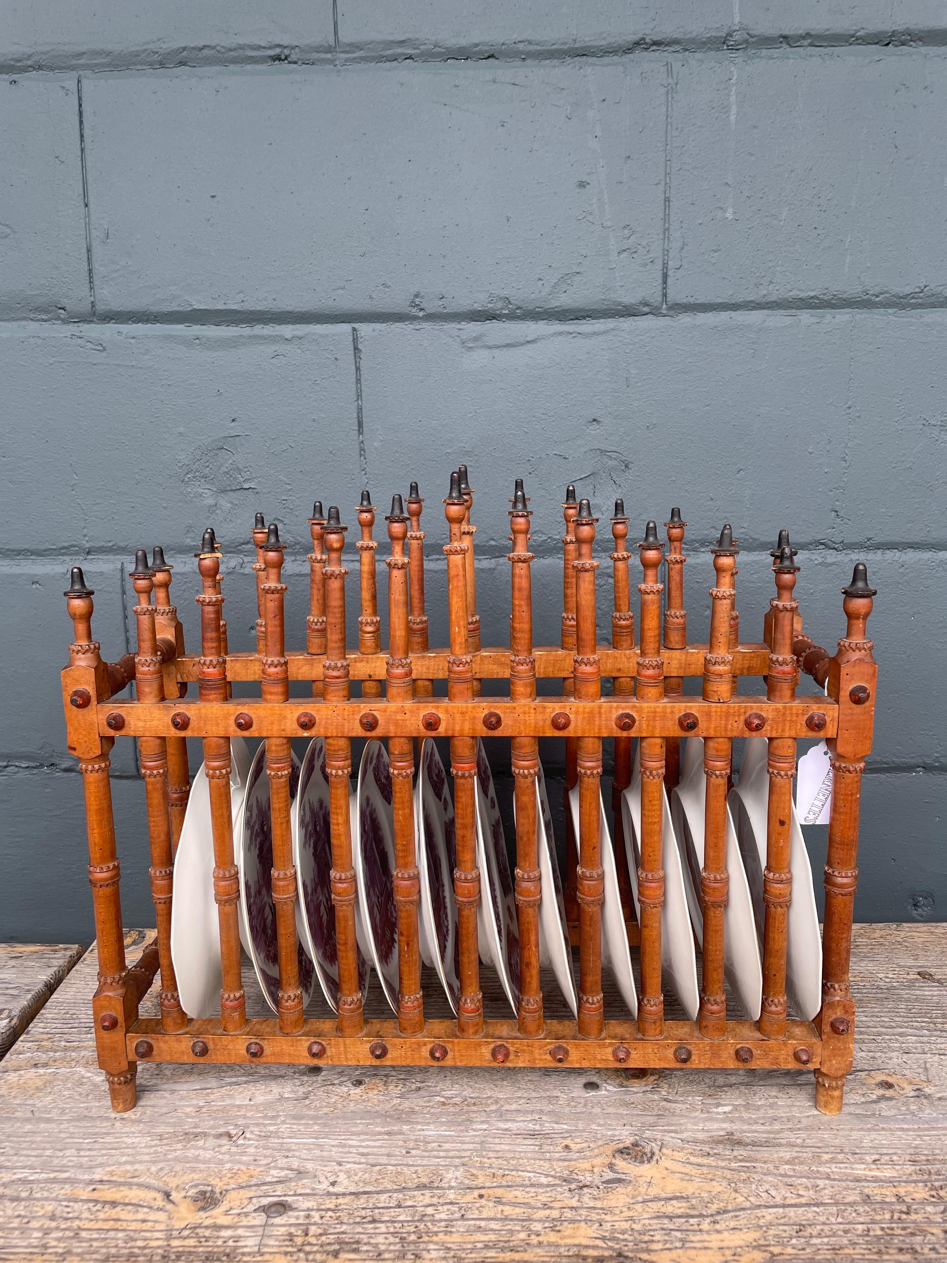 Rare porte-assiettes en bois d'olivier du XIXe siècle, d'une facture exquise, caractérisé par un tournage à la main méticuleux et un travail de broche richement détaillé. Cette pièce sculpturale présente un arrangement rythmique de tiges finement
