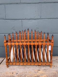 Antiguo escurreplatos de madera de olivo torneada a mano con detalles de remates, Siglo XIX