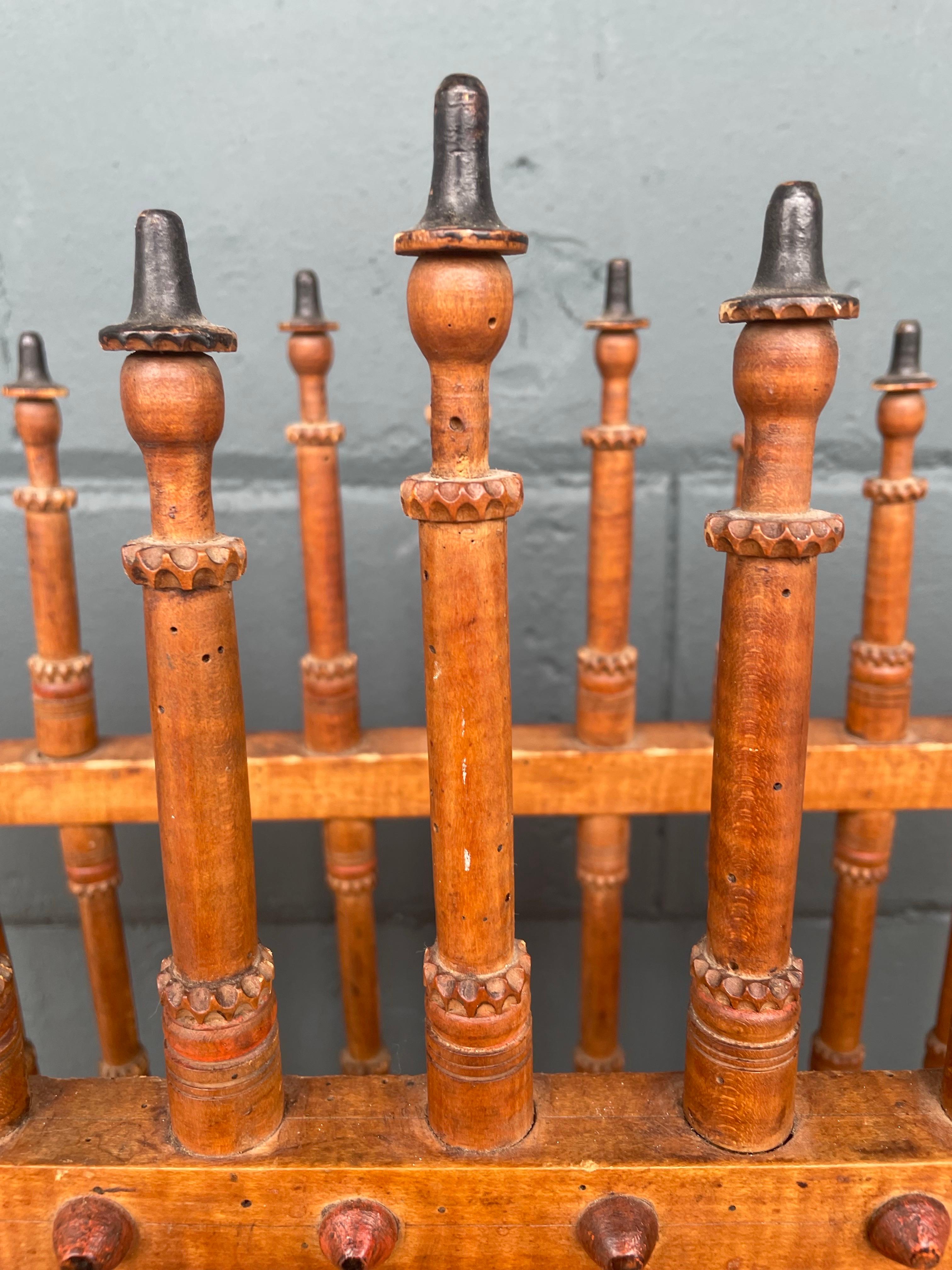 Artisanat Porte-assiettes ancien en bois d'olivier tourné à la main et orné d'un fleuron, 19e siècle en vente
