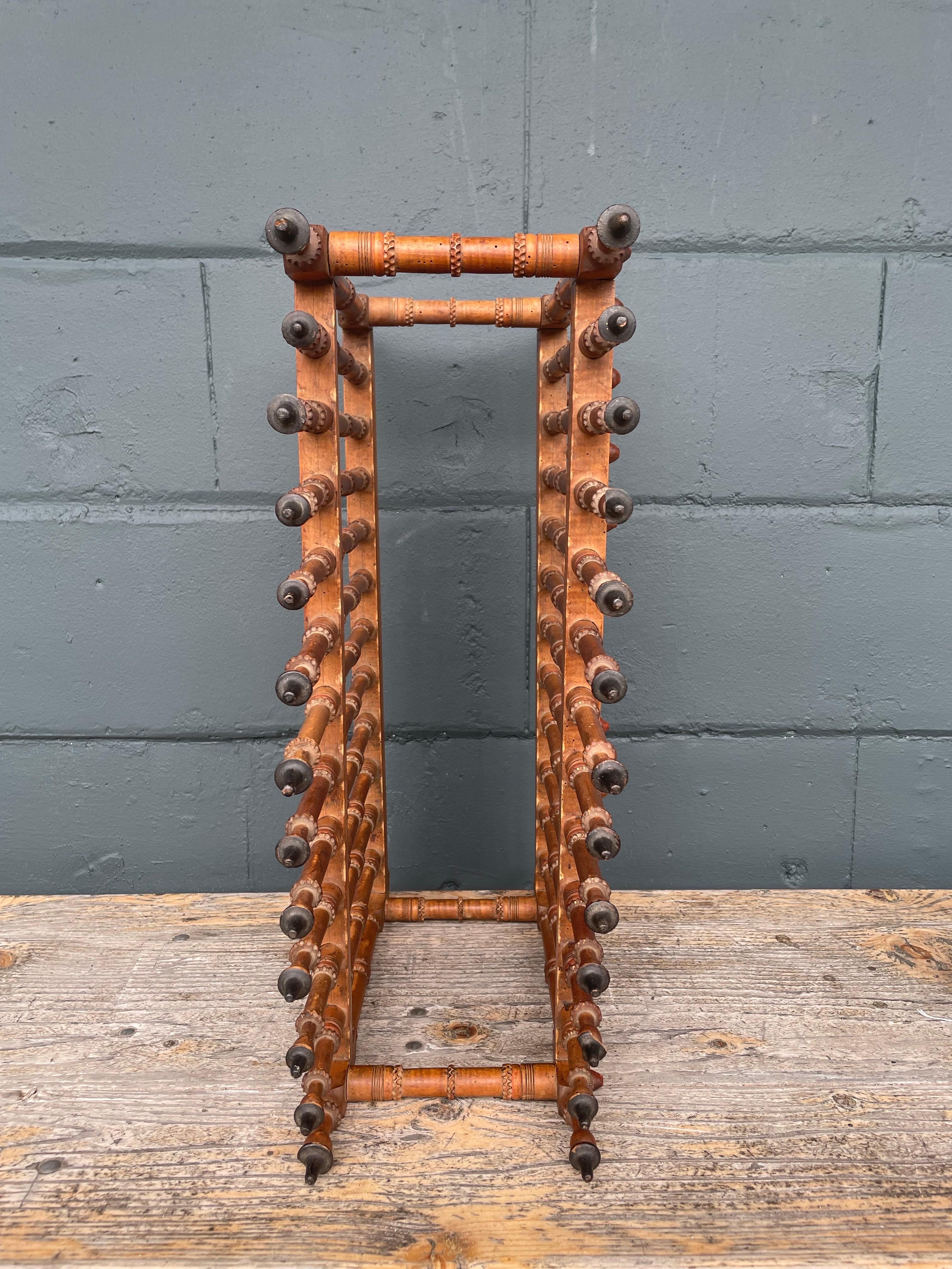 Fait main Porte-assiettes ancien en bois d'olivier tourné à la main et orné d'un fleuron, 19e siècle en vente