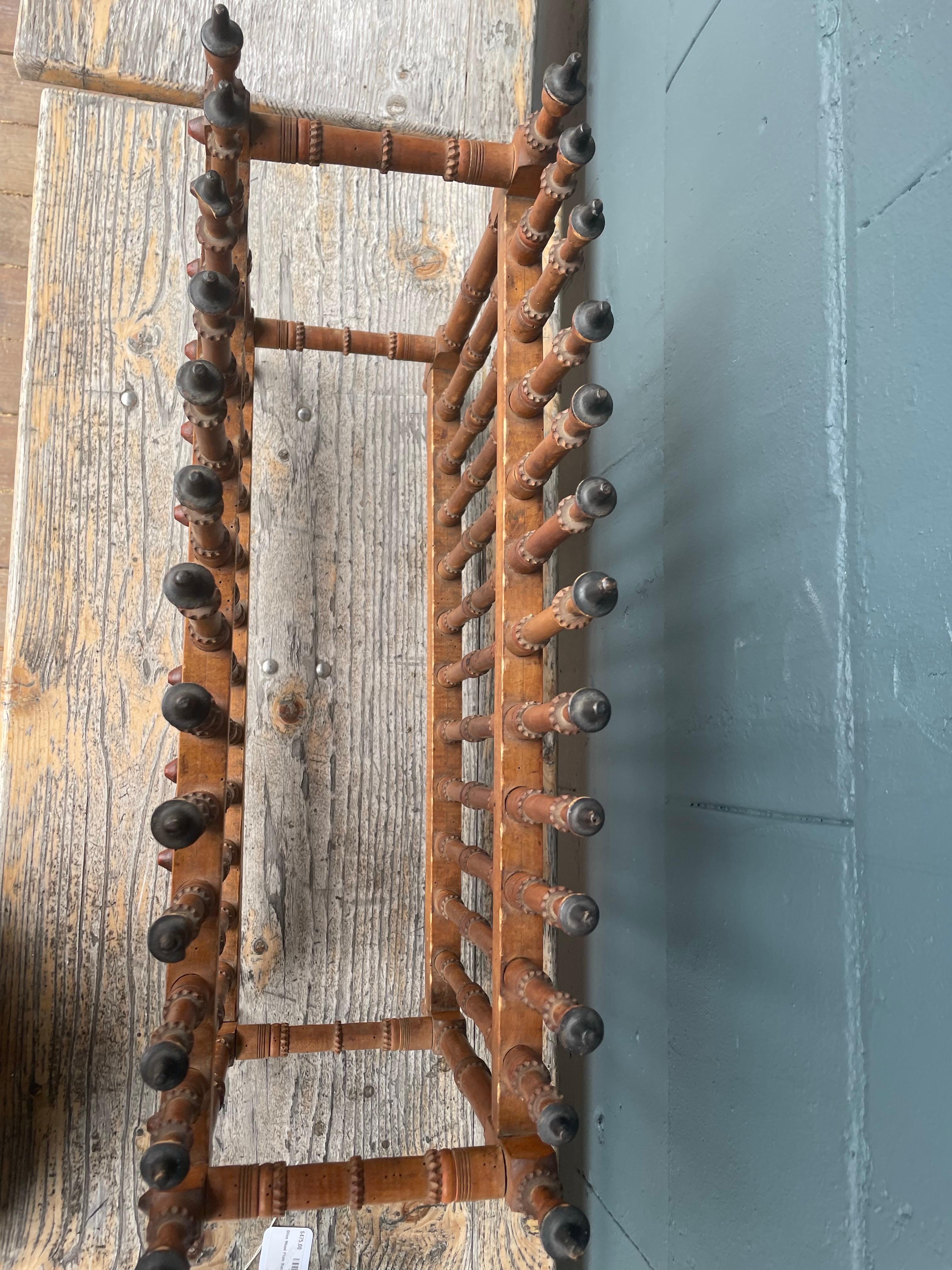 Porte-assiettes ancien en bois d'olivier tourné à la main et orné d'un fleuron, 19e siècle Bon état - En vente à Northport, MI