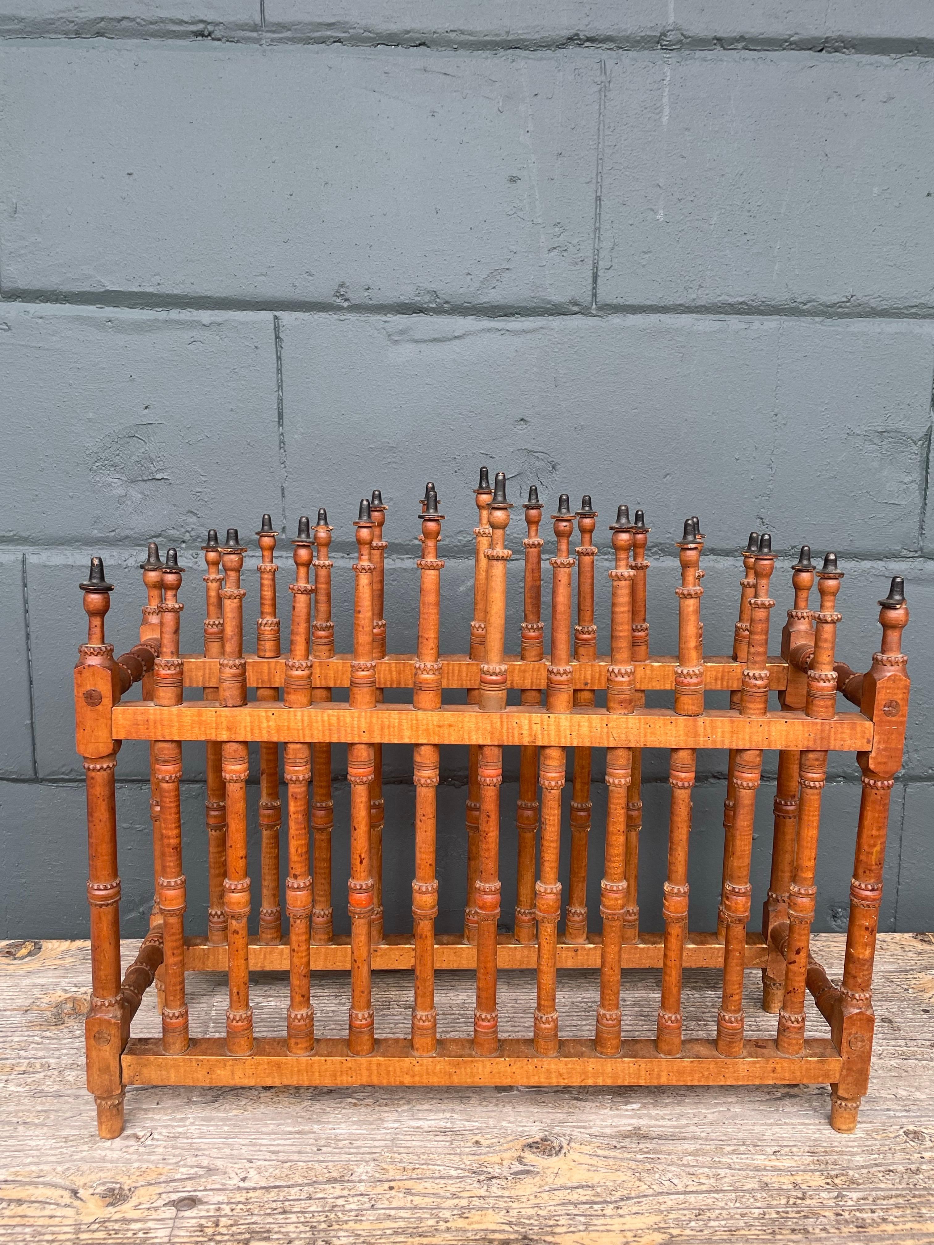 XIXe siècle Porte-assiettes ancien en bois d'olivier tourné à la main et orné d'un fleuron, 19e siècle en vente