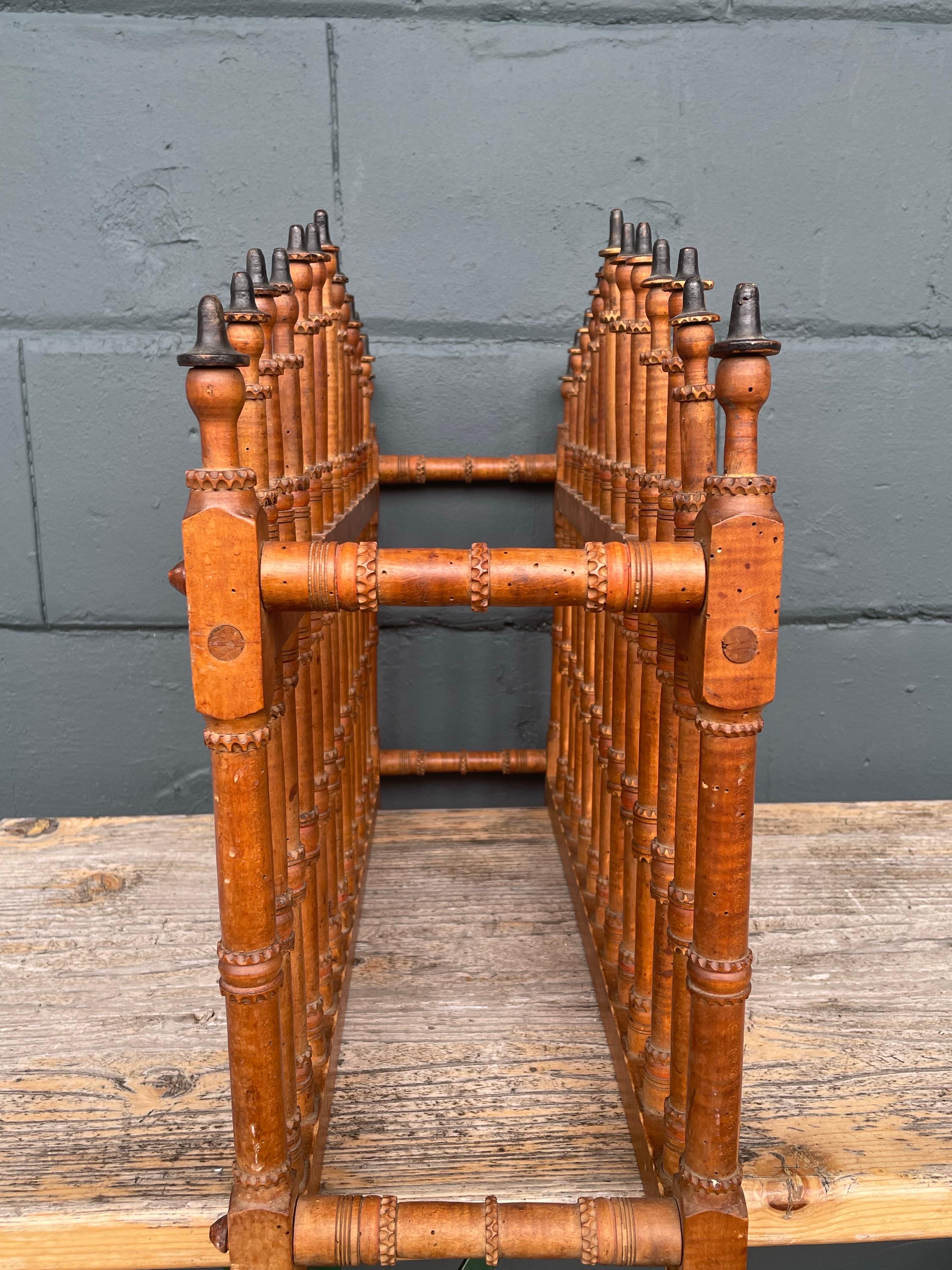 Bois Porte-assiettes ancien en bois d'olivier tourné à la main et orné d'un fleuron, 19e siècle en vente