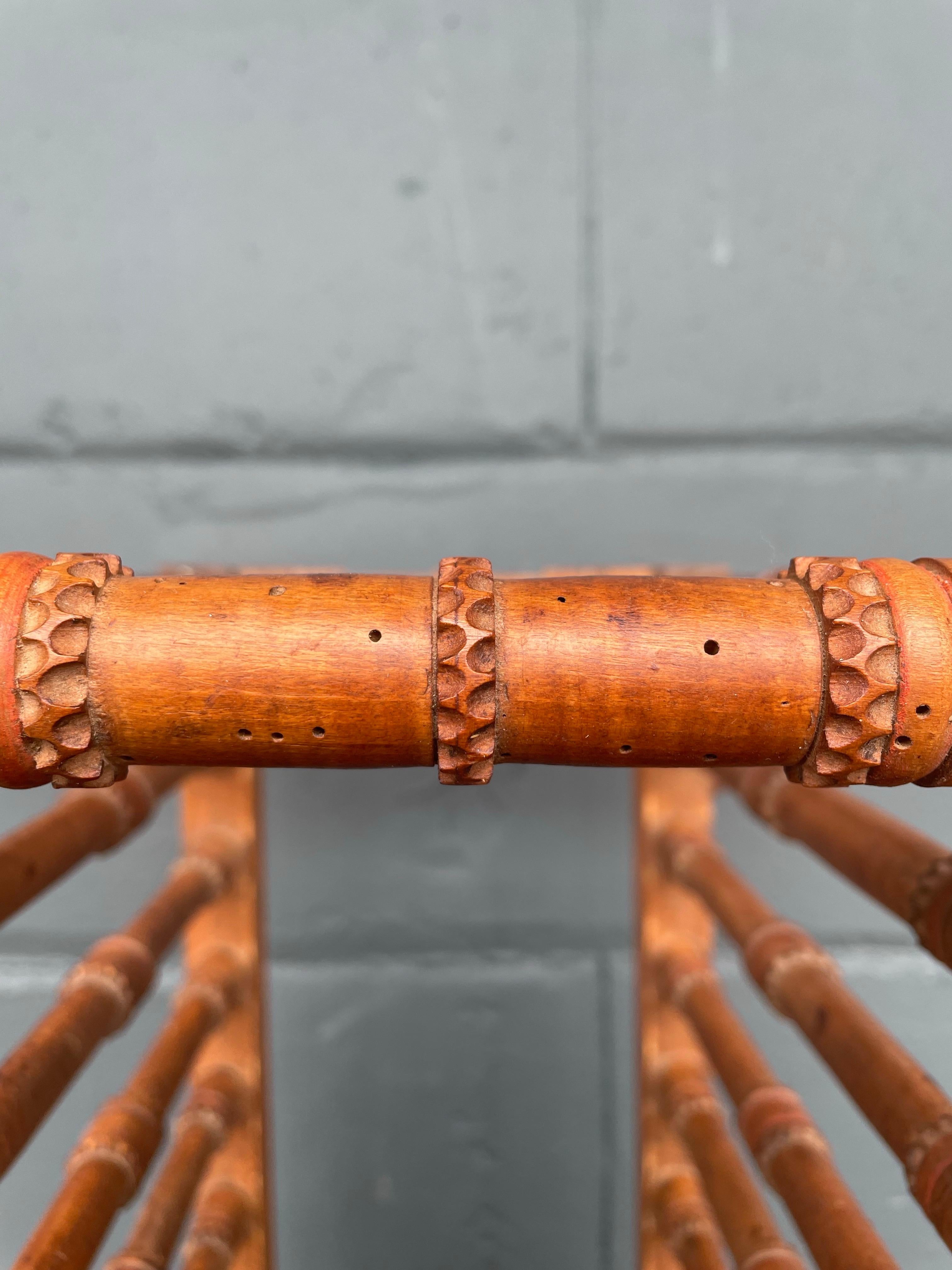 Porte-assiettes ancien en bois d'olivier tourné à la main et orné d'un fleuron, 19e siècle en vente 1