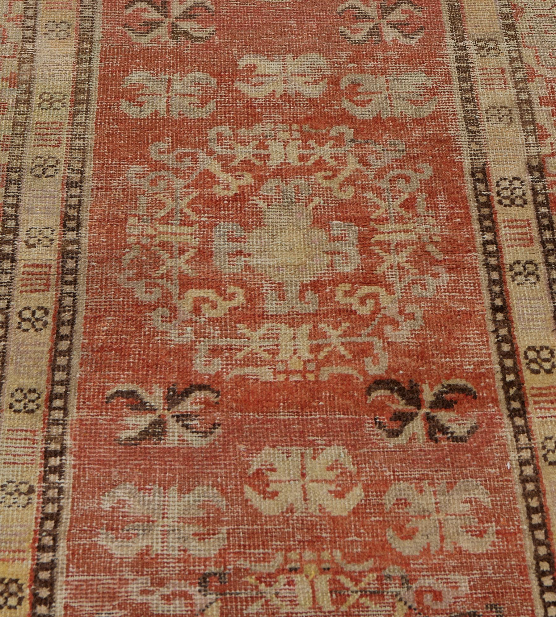 Turkestan oriental Tapis Khotan traditionnel rouge brique tissé à la main en vente