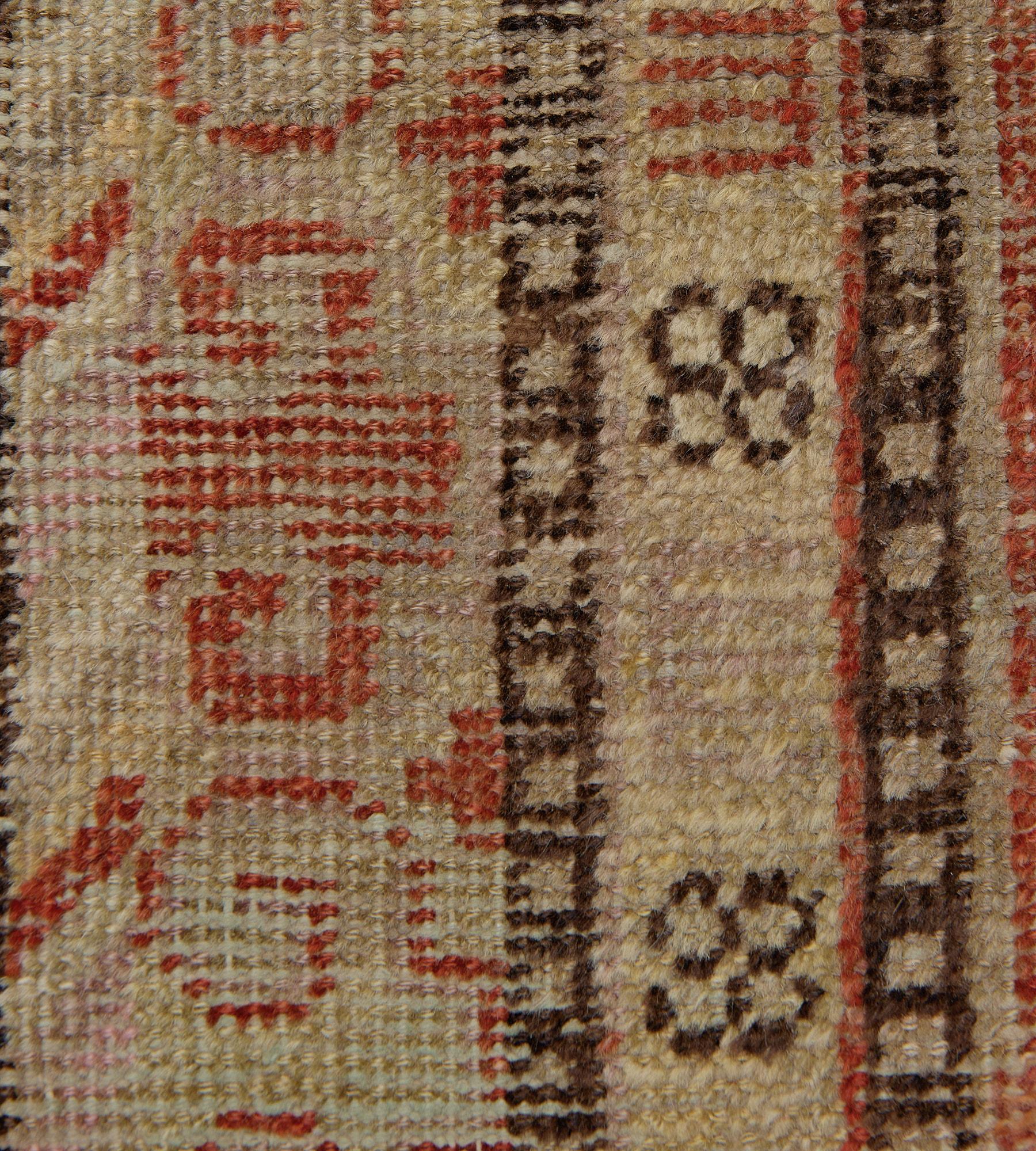 Tapis Khotan traditionnel rouge brique tissé à la main Bon état - En vente à West Hollywood, CA