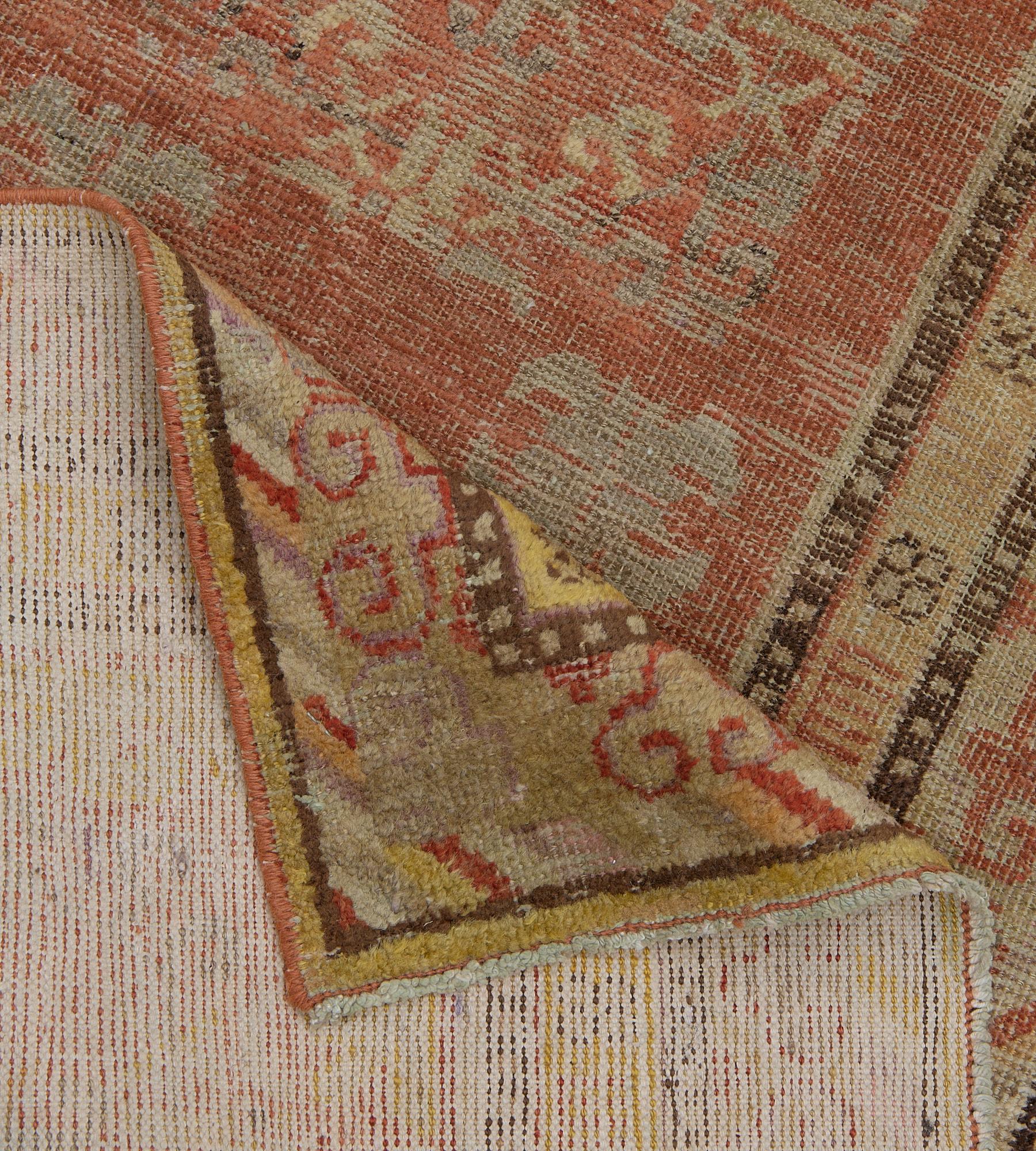 Laine Tapis Khotan traditionnel rouge brique tissé à la main en vente