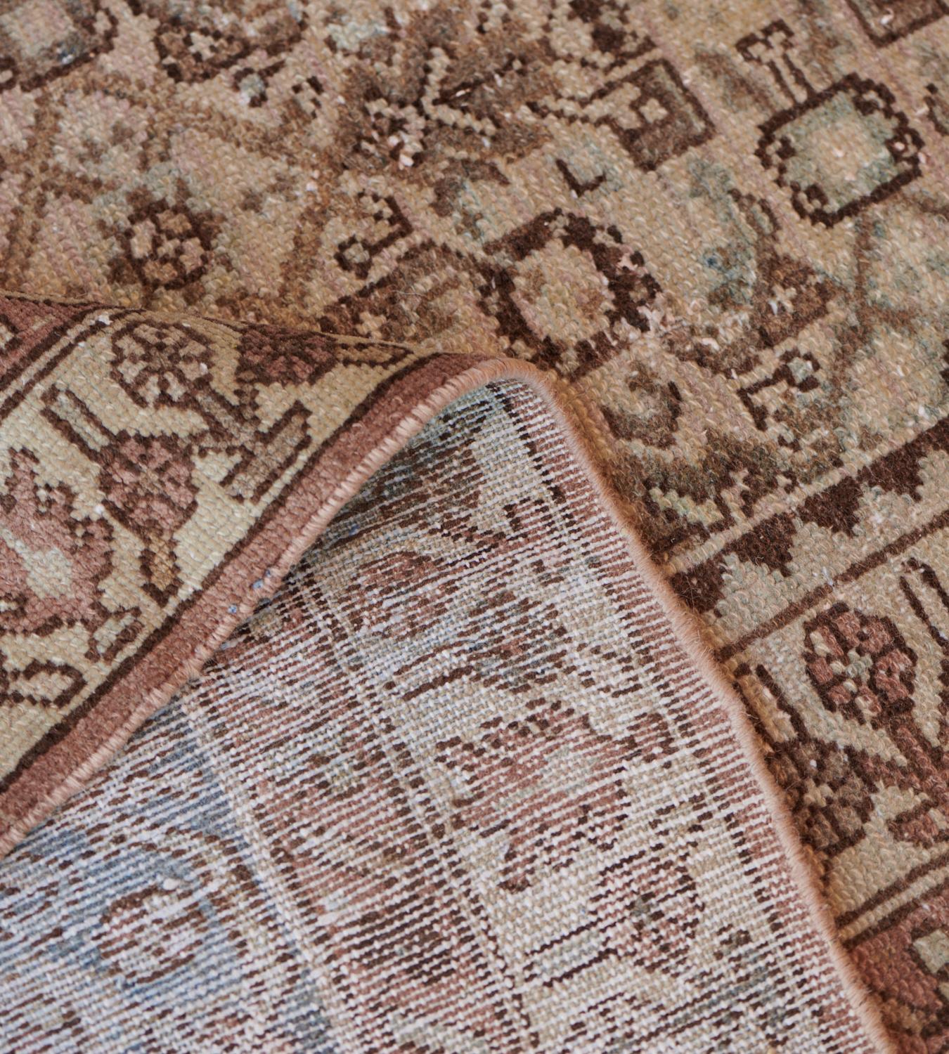 Dieser antike persische Malayer-Teppich hat ein schattiertes, buff-braunes Feld mit einem schokoladen- und fuchsbraunen, eckigen Herati-Muster in einer hellbraunen Bordüre aus eckigen Schildkröten-Palmetten und gezackten Blattranken zwischen