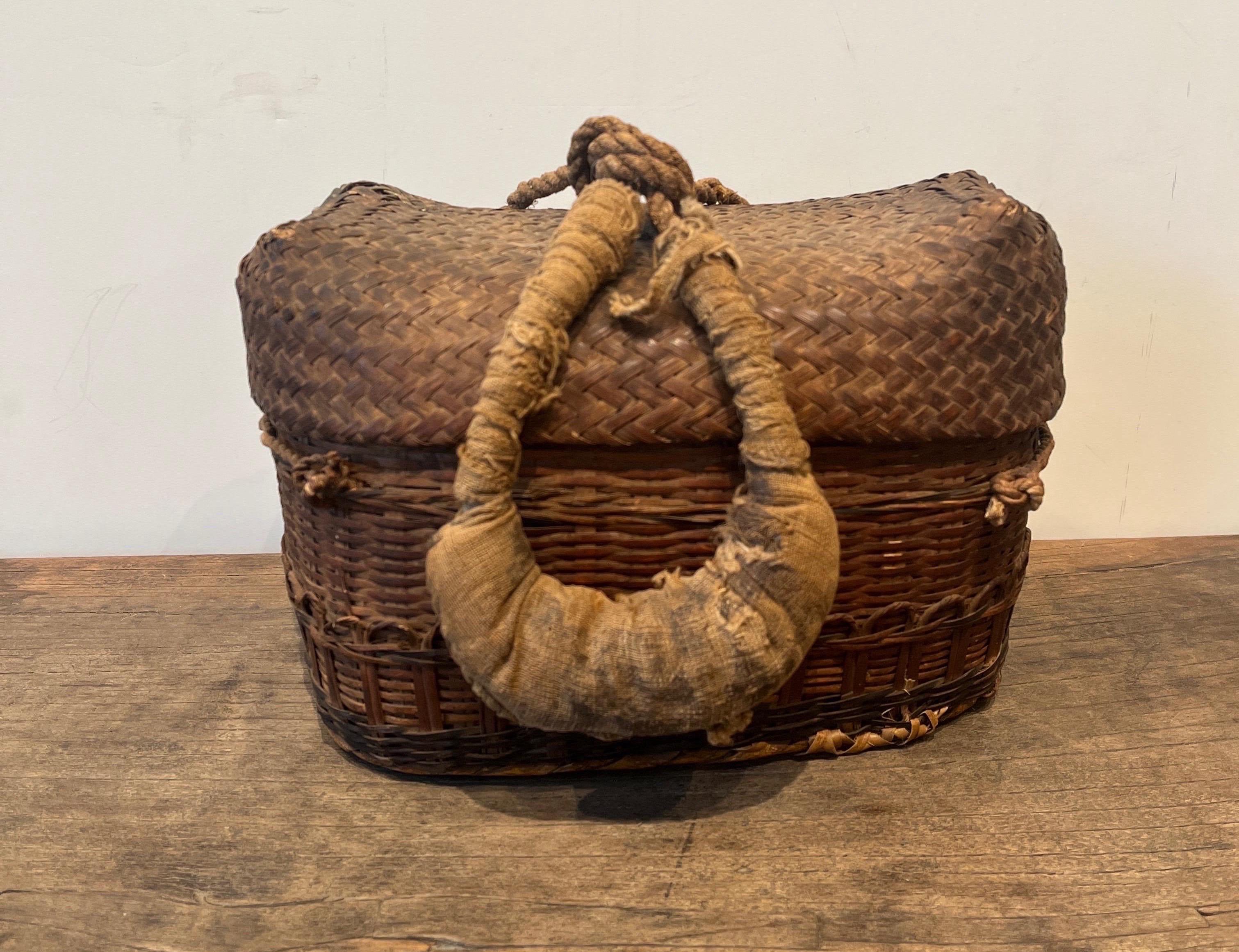 Antique Hand Woven Chinese Covered Basket With Cloth Handle In Good Condition For Sale In New York, NY