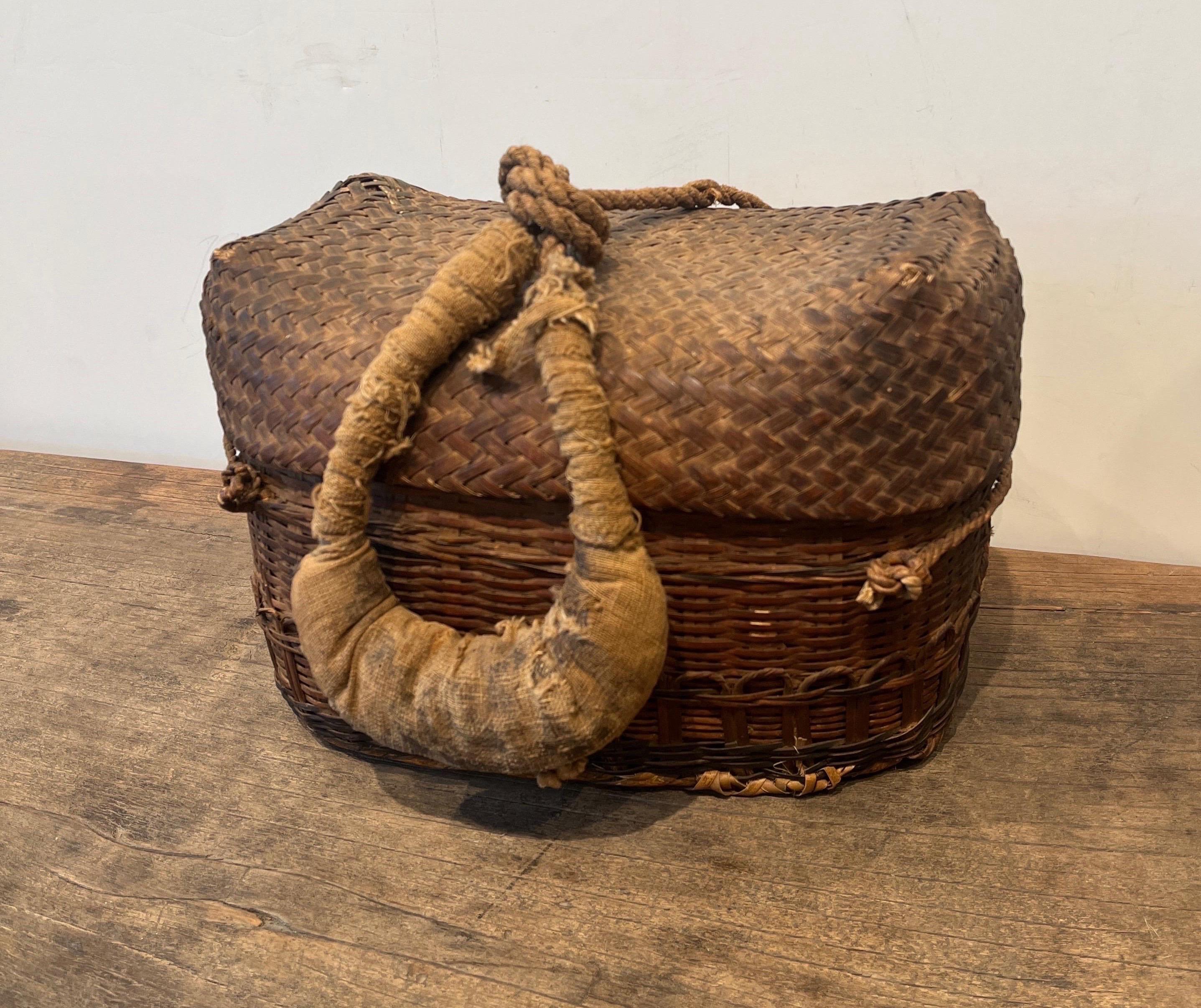 Natural Fiber Antique Hand Woven Chinese Covered Basket With Cloth Handle For Sale
