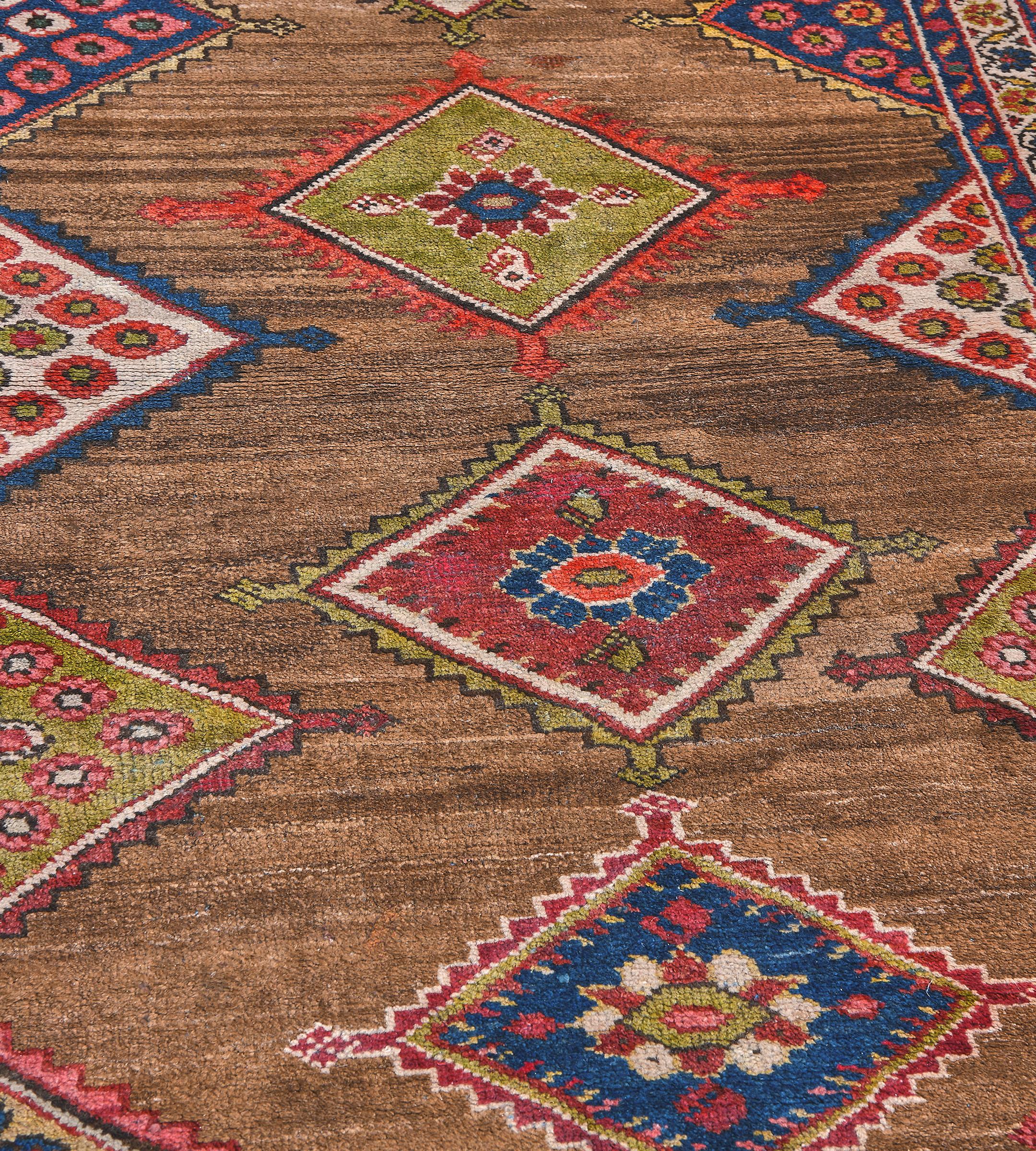 Dieser traditionelle handgewebte persische Sultanabad-Teppich hat ein schattiertes fuchsbraunes Feld mit einer zentralen Reihe von gestuften und gezackten Rauten, die zarte geometrische Rosetten einschließen, mit ähnlichen Zwickeln, die ein
