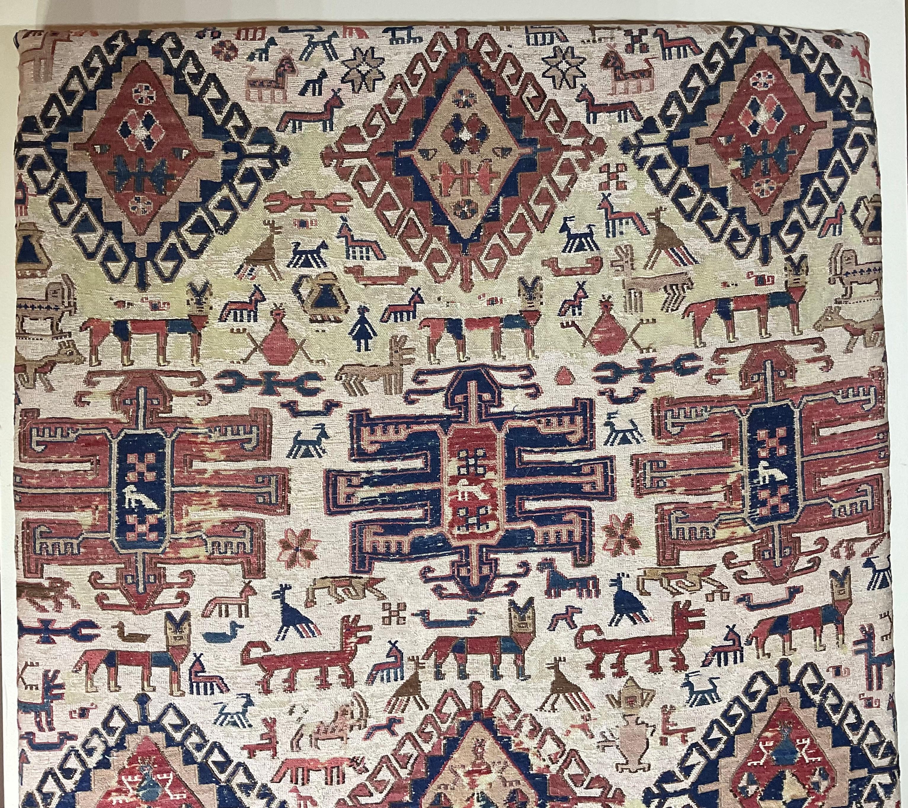 Tapis noué à la main en laine et soie, originaire d'Azerbaïdjan vers 1920-1930, motif dense de divers motifs tribaux exceptionnels, dans de belles couleurs sourdes. Ce tapis a été nettoyé par un professionnel et présenté sur une base en bois